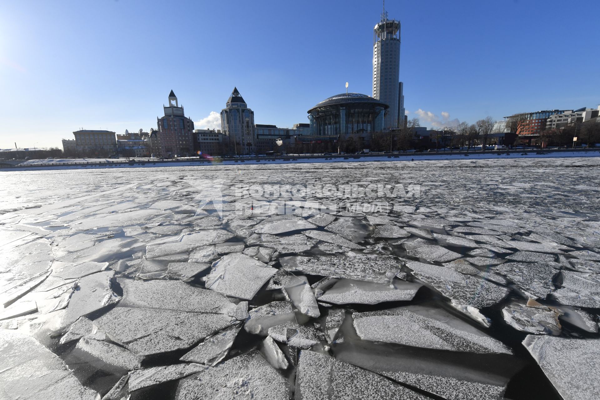 Москва.  Вид на Московский международный дом музыки с Краснохолмской набережной.