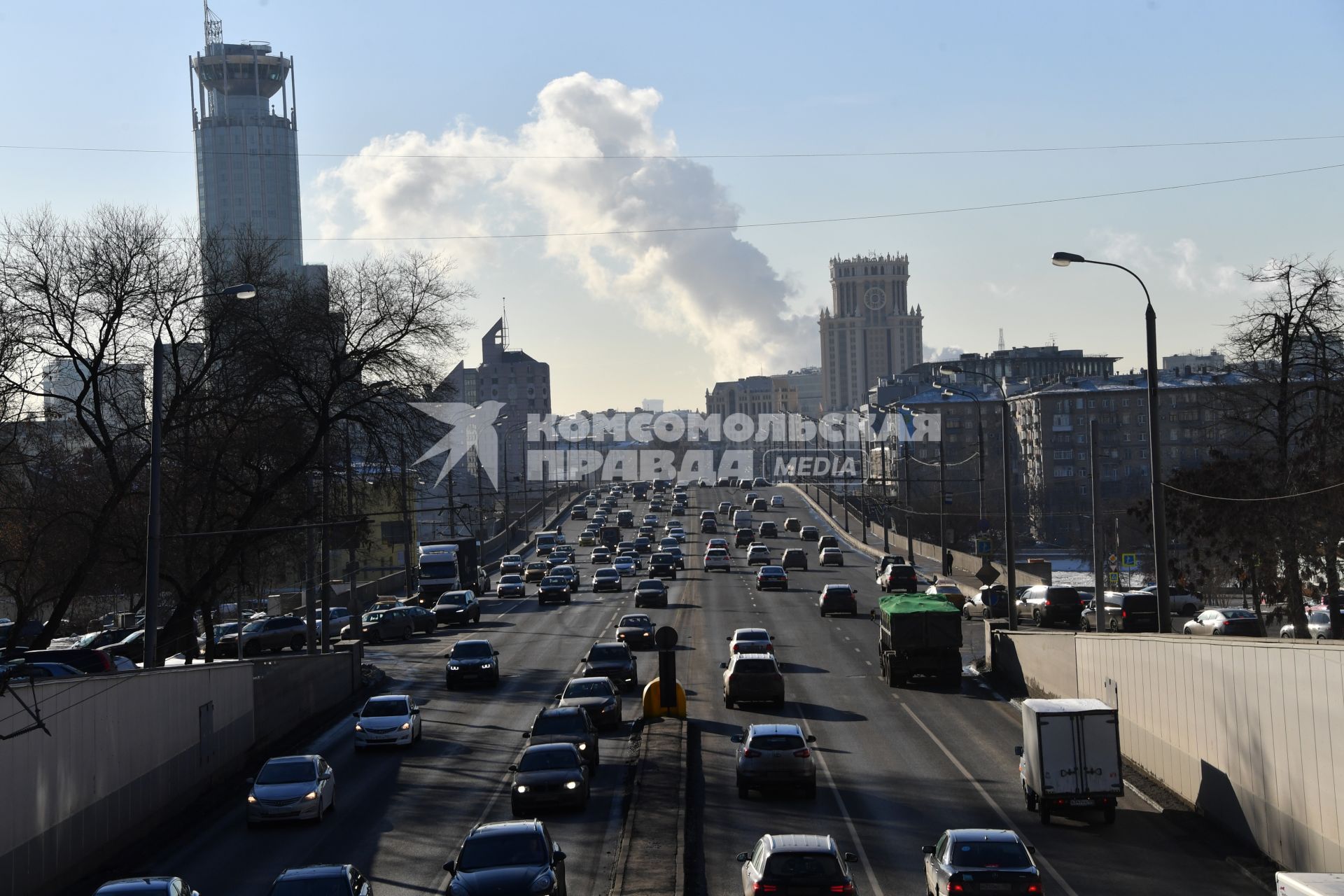 Москва.  Вид на Московский международный дом музыки с Большого Краснохолмского моста.