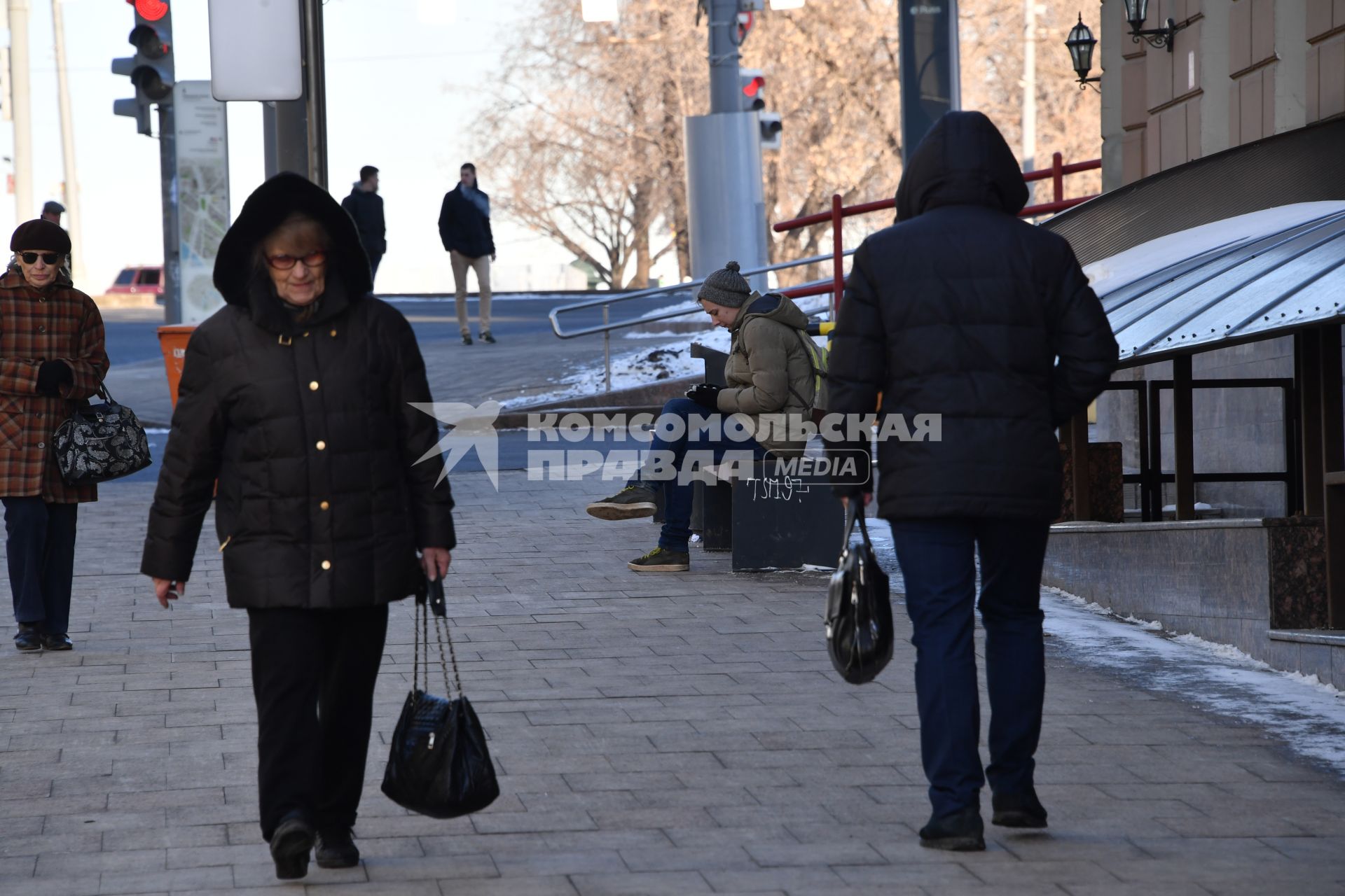 Москва.  Прохожие на одной из улиц города.