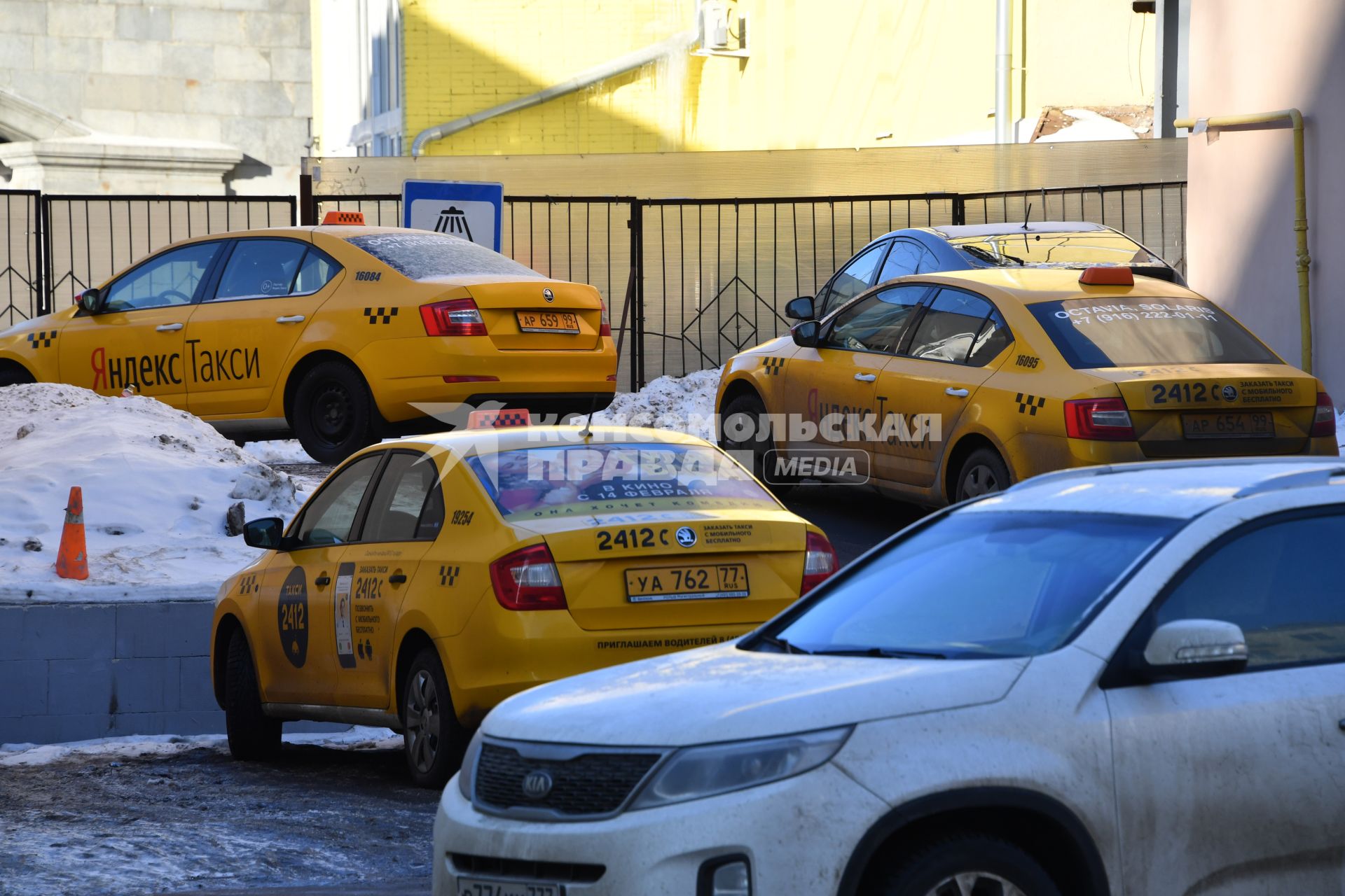 Москва.  Такси на одной из улиц города.