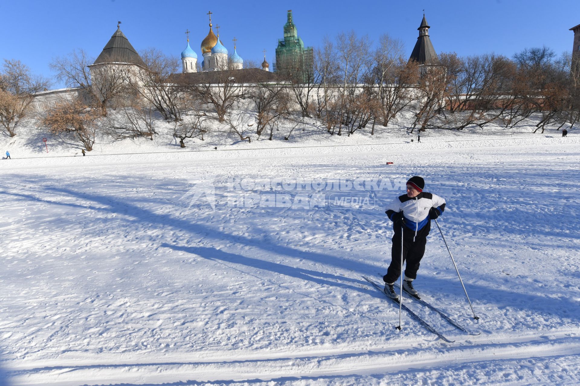 Москва. Мужчина катается на лыжах у стен Новоспасского монастыря.