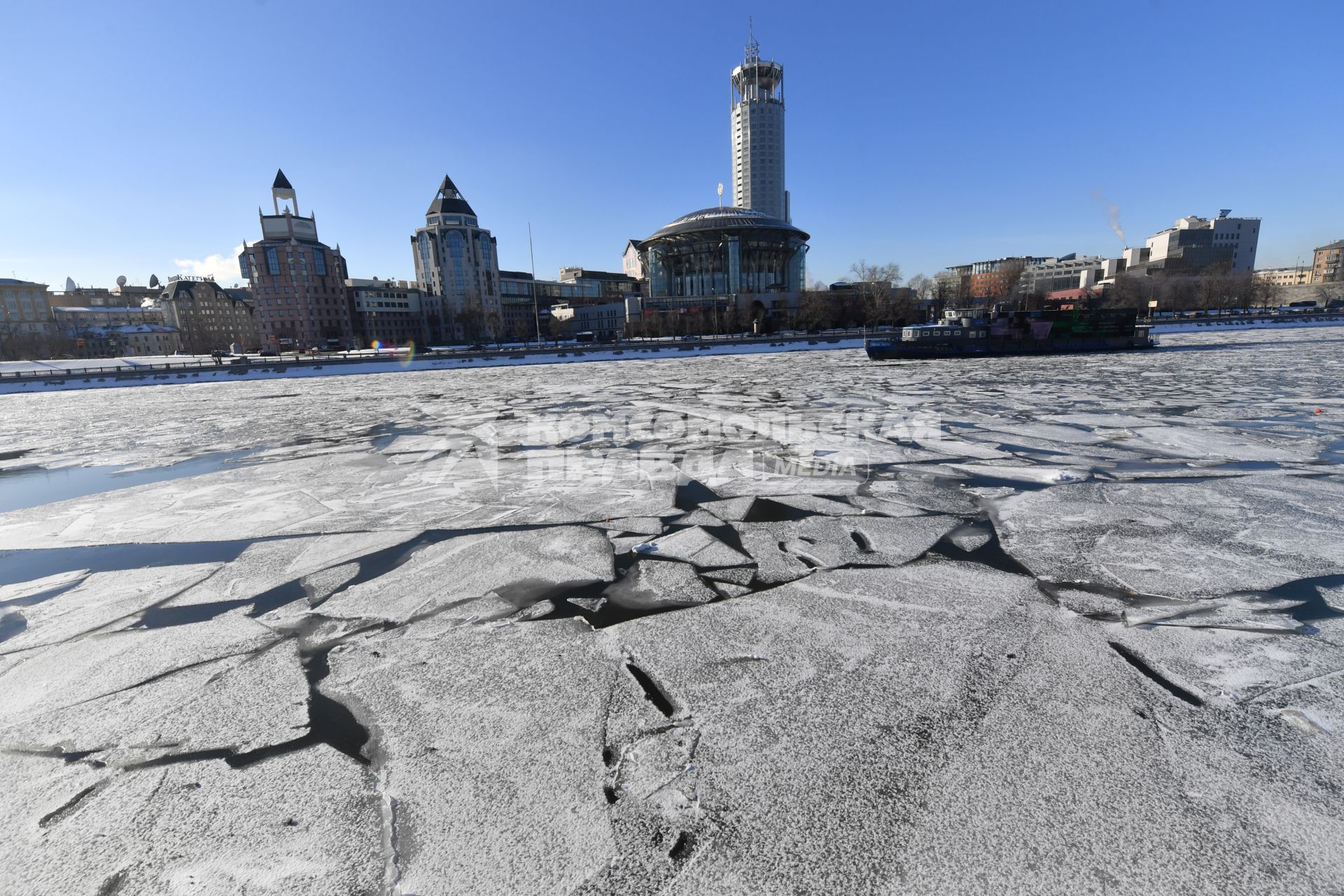 Москва.  Вид на Московский международный дом музыки с Краснохолмской набережной.