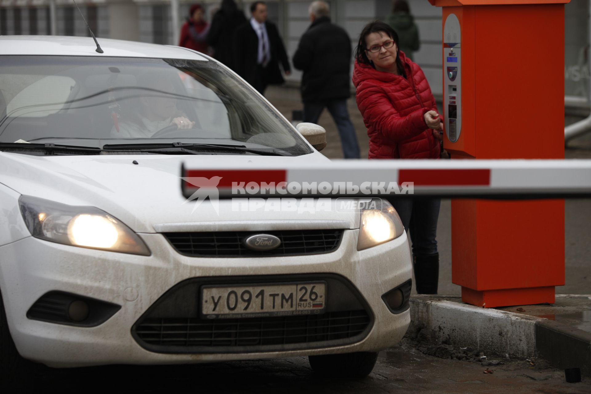 Ставрополь. Женщина оплачивает парковку автомобиля через паркомат на одной из улиц города.