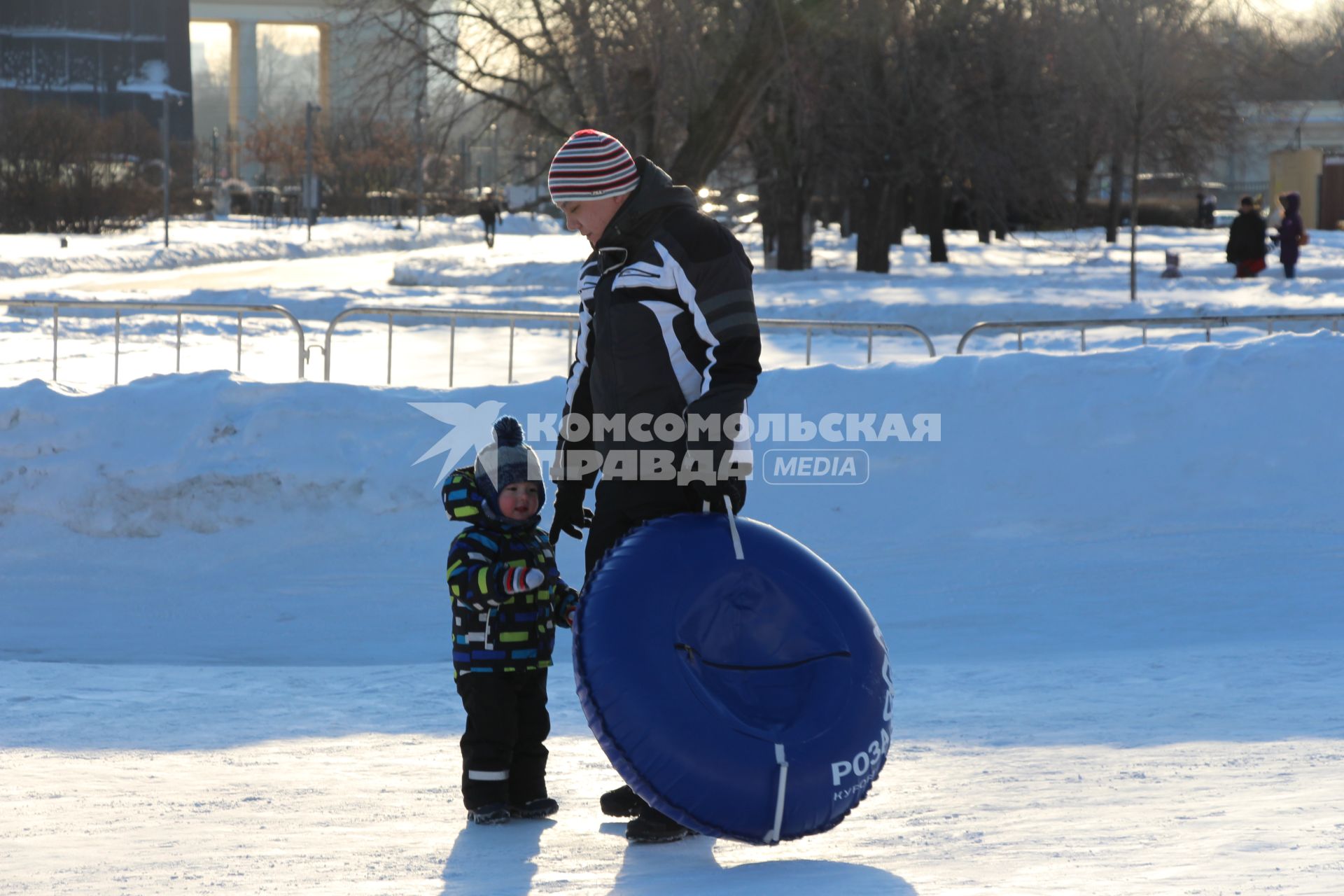 Москва.  Мужчина с ребенком  на прогулке.