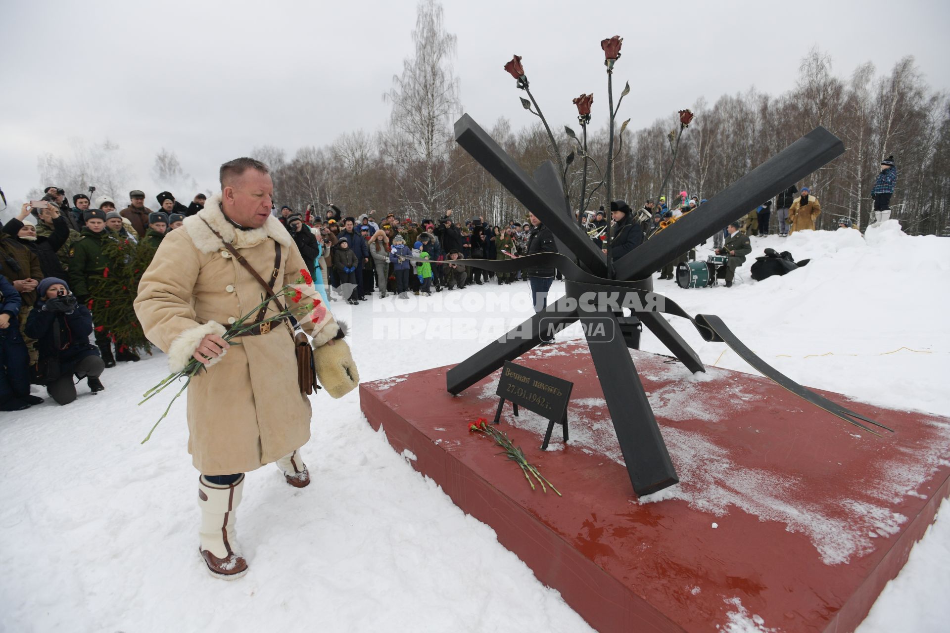 Смоленская область. Руководитель охотничьего хозяйства `Быково` Сергей Назаркин возлагает цветы к открытому мемориалу в память о погибших в 1942 г. красноармейцах.