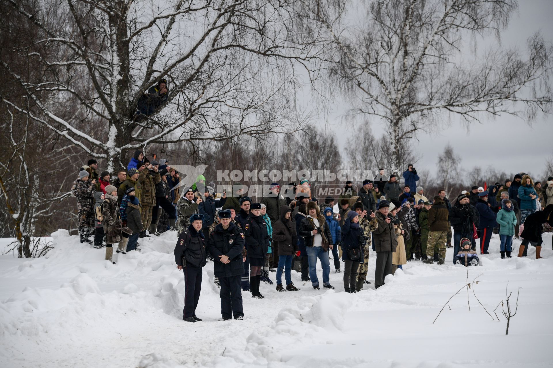 Смоленская область. Зрители военно-исторической реконструкции боя под урочищем Быково, в котором погиб заслон, прикрывший отступление 20-й кавалерийской дивизии в 1942 г.