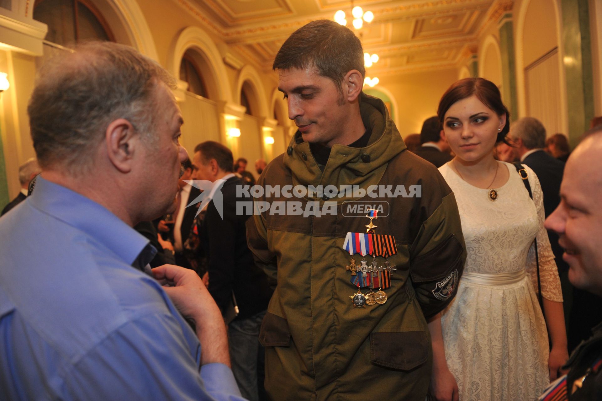 Украина, Донецк. Командир батальона `Сомали` Михаил Толстых (Гиви) и корреспондент `Комсомольской правды` Александр Гамов (слева) на торжественном вечере, посвященном Дню защитника Отечества, в Донецком театре Оперы и Балета.