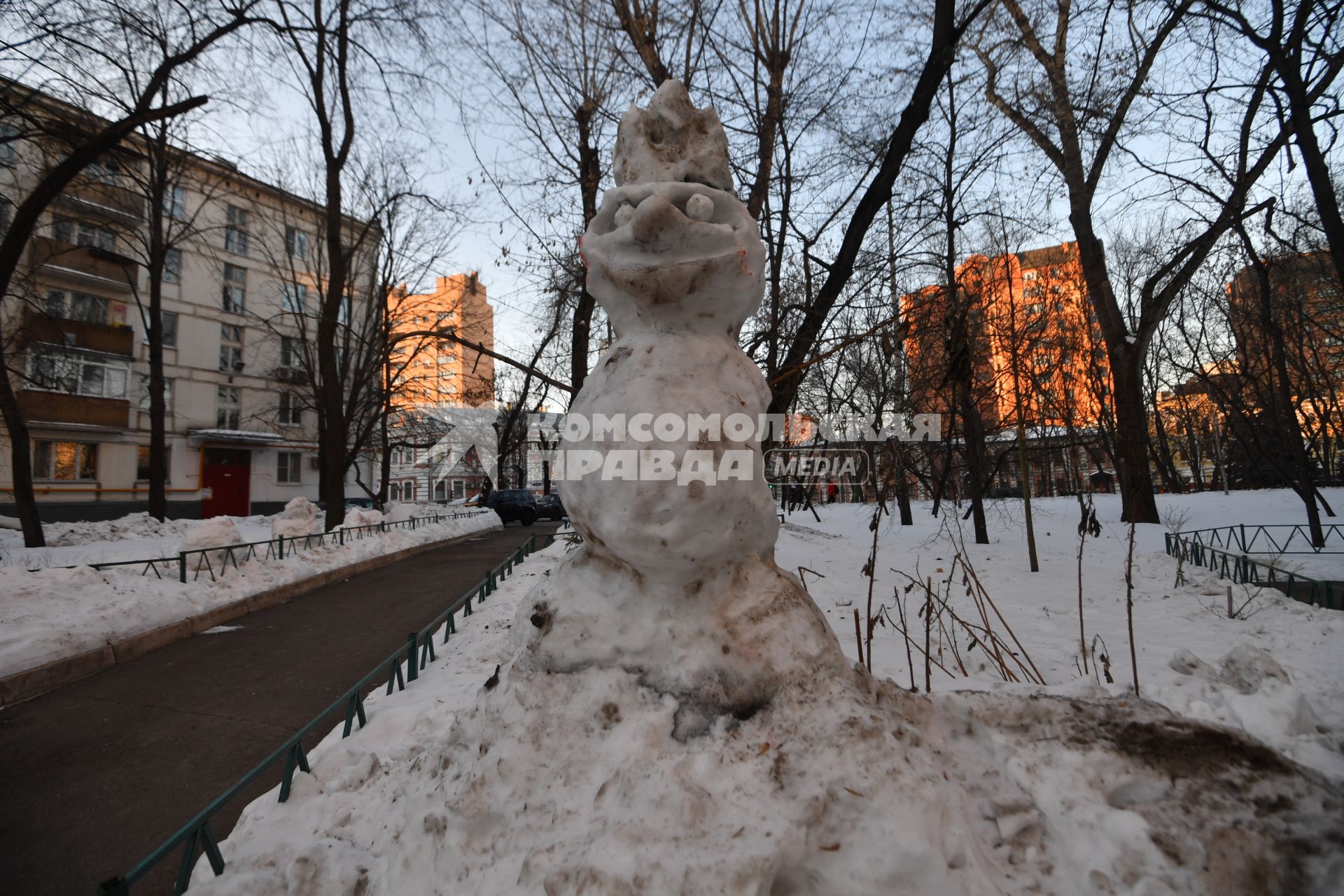 Москва. Снеговик на одной из улиц города.