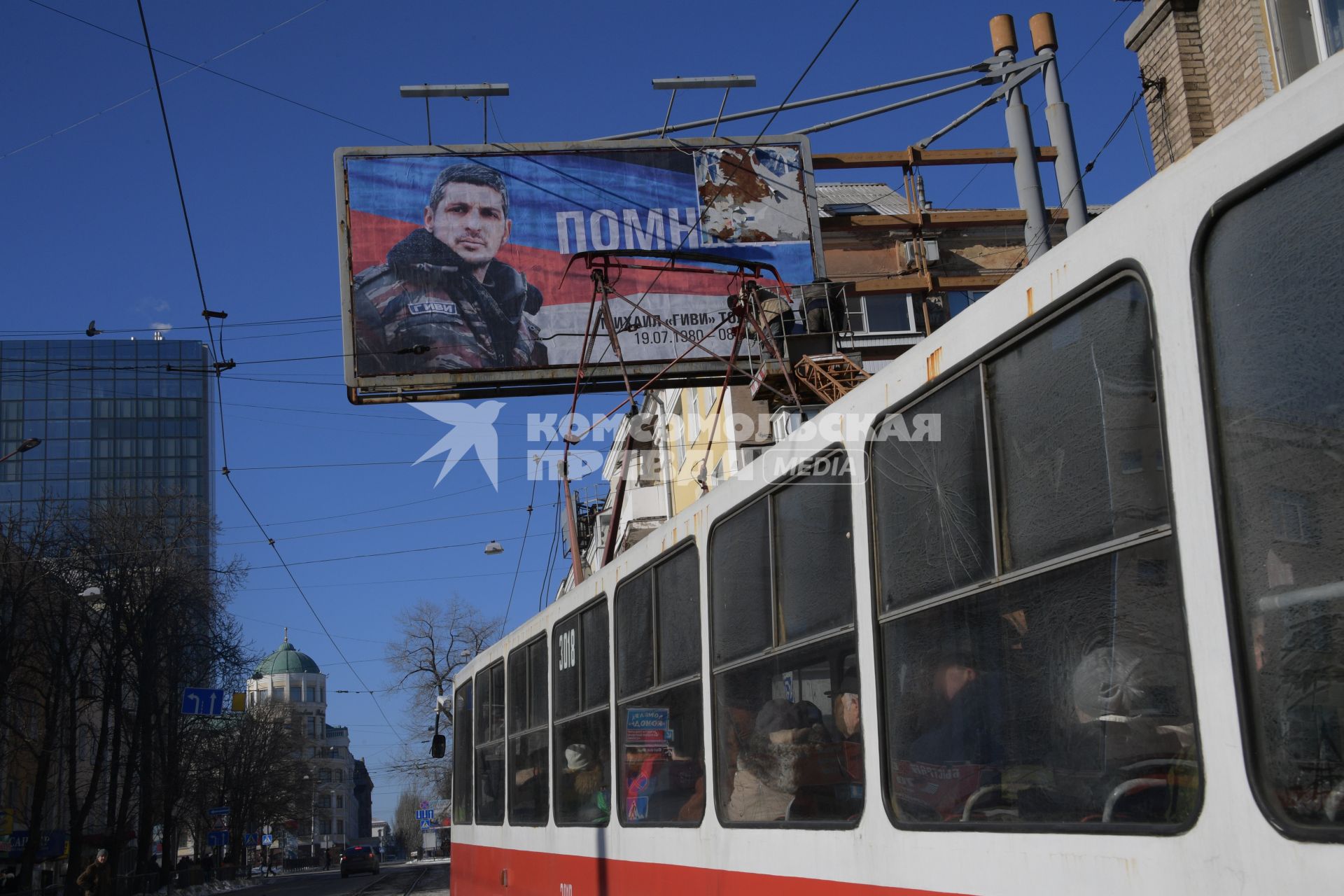 Украина, Донецк. Размещение плакатов в память о командире батальона `Сомали` Михаила `Гиви` Толстых, погибшего 8 февраля 2017 года в результате террористического акта.