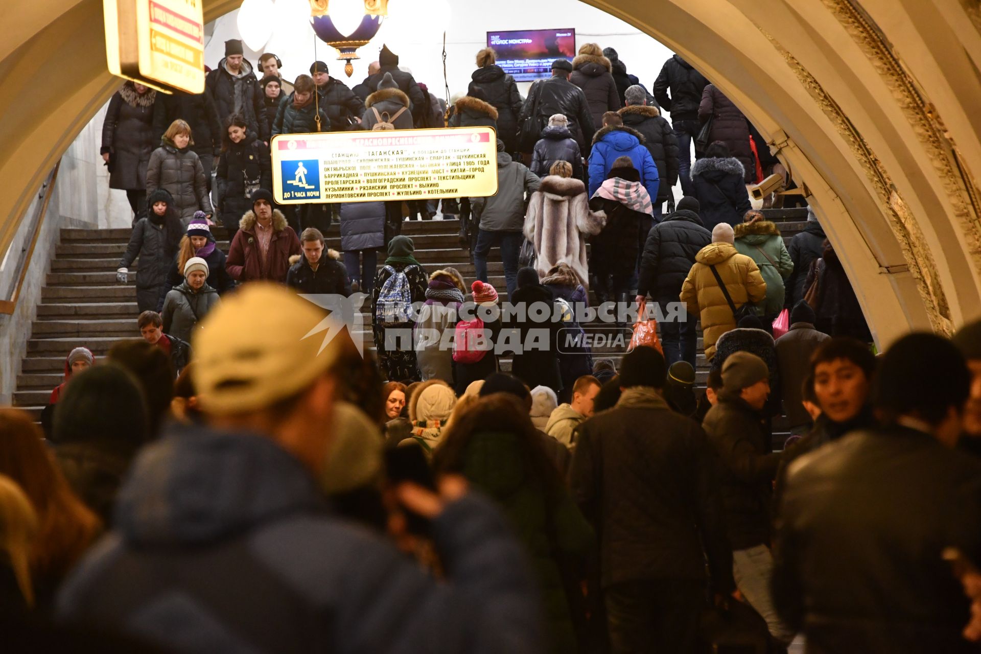 Москва. Пассажиры на одном из переходов метро.