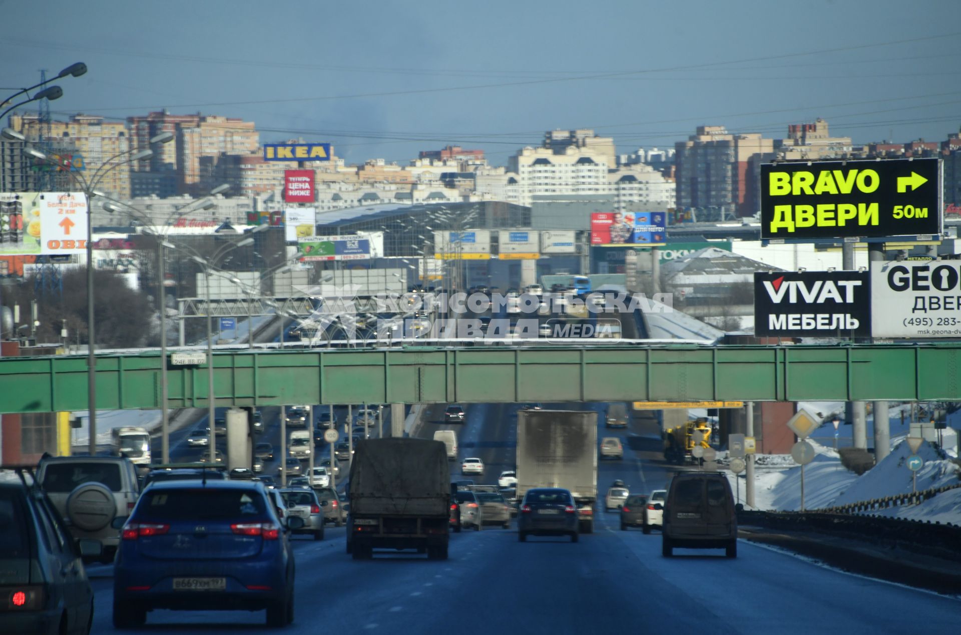 Москва. Автомобильное движение на Московской кольцевой автодороге (МКАД) в районе Капотни.