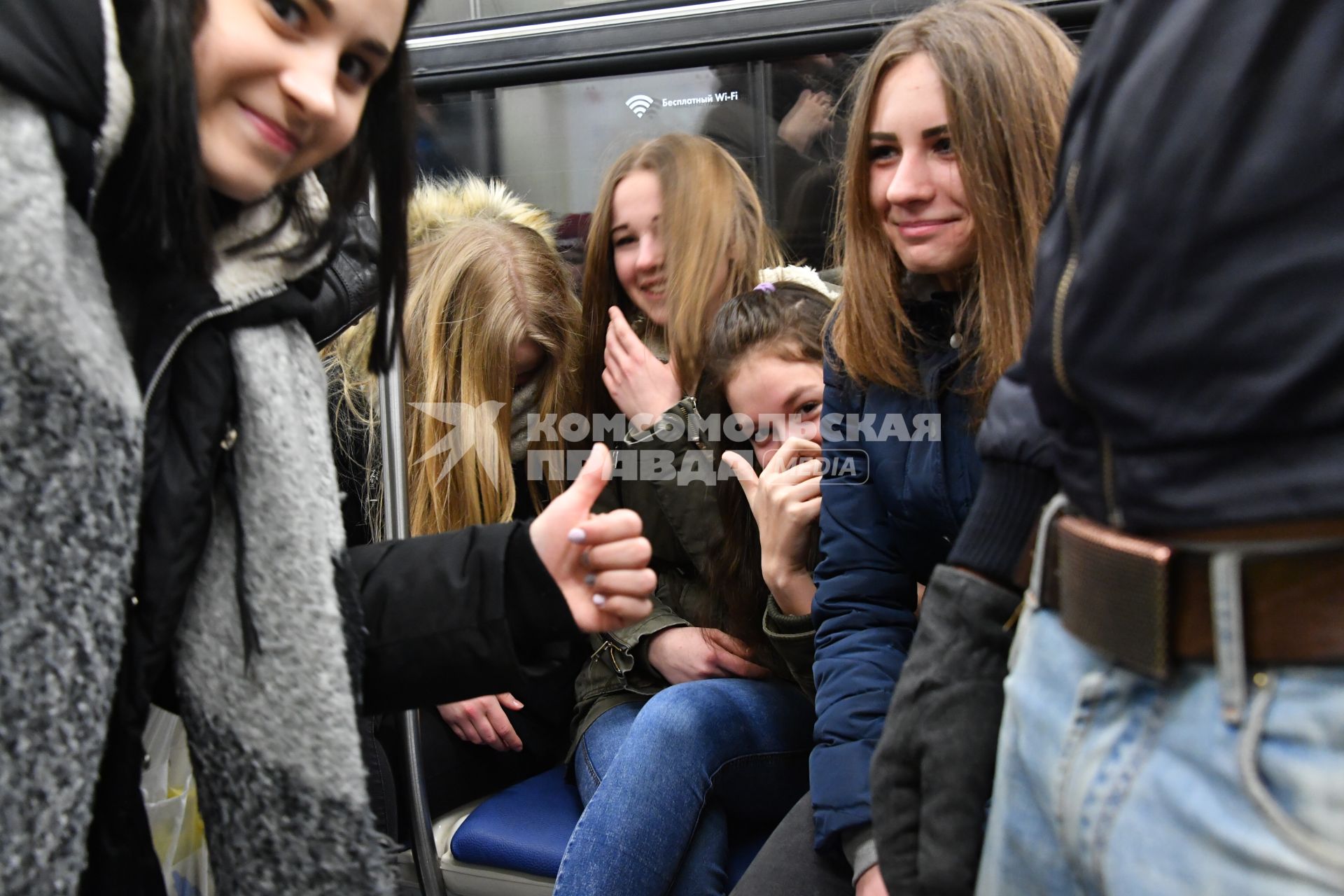 Москва. Пассажиры  в вагоне  метро.