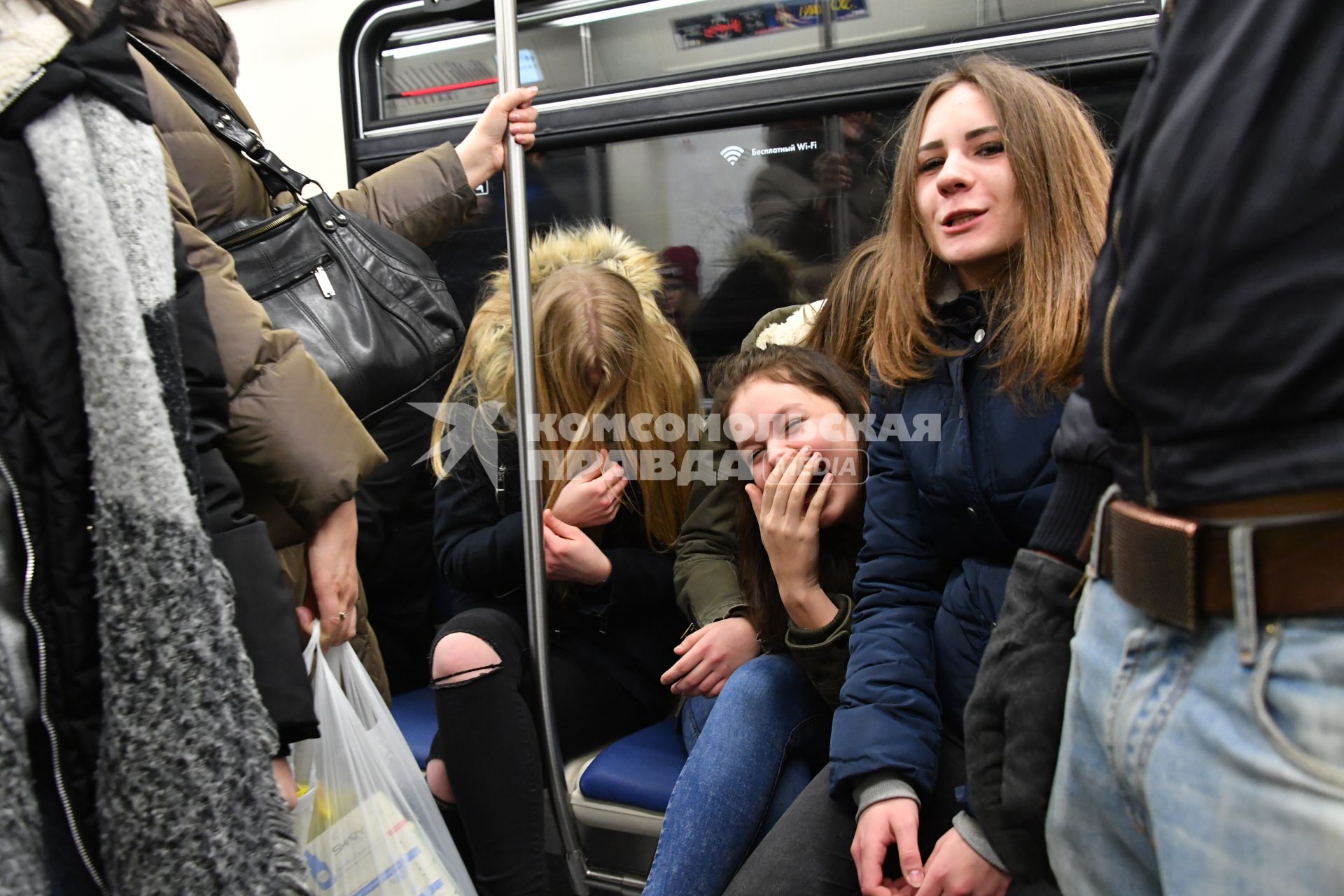 Москва. Пассажиры  в вагоне  метро.