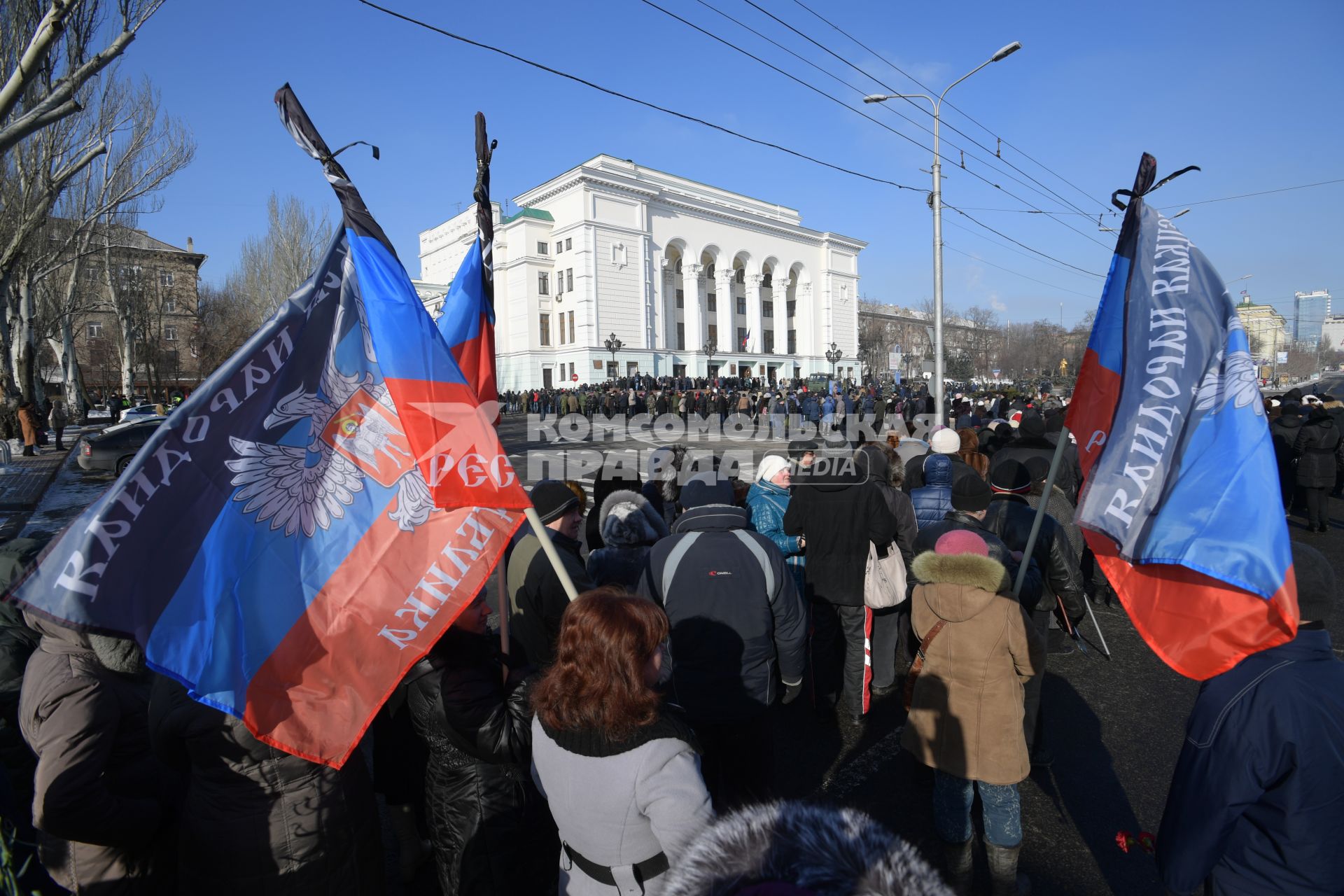 Украина, Донецк. Церемония прощания с командиром батальона `Сомали` Михаилом `Гиви` Толстых в Донецком государственном академическом театре оперы и балета.