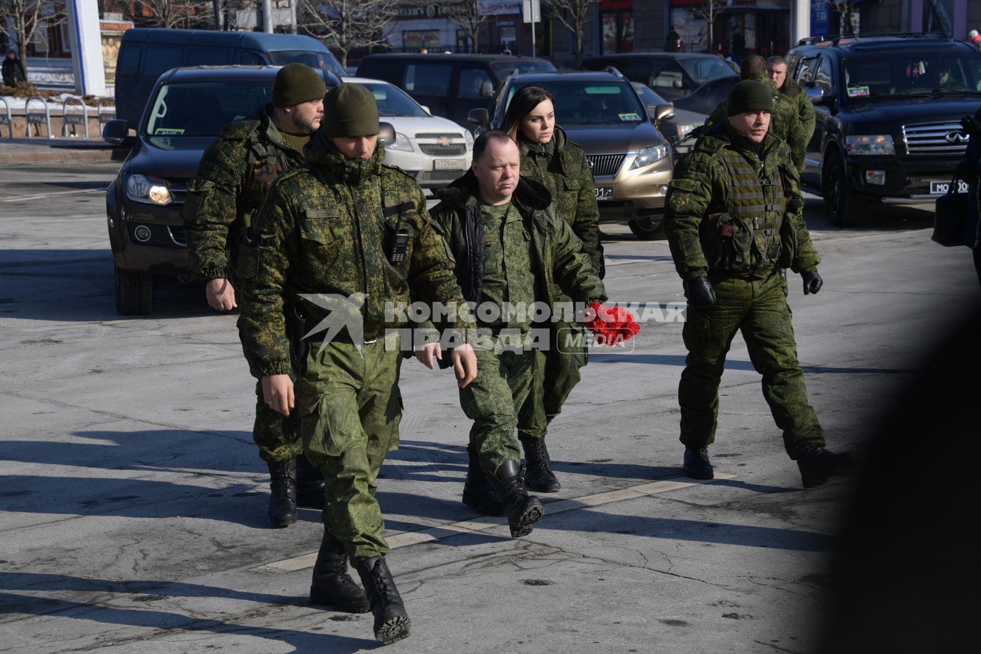 Украина, Донецк. Министр обороны ДНР Владимир Кононов (в центре) на церемонии прощания с командиром батальона `Сомали` Михаилом `Гиви` Толстых в Донецком государственном академическом театре оперы и балета.