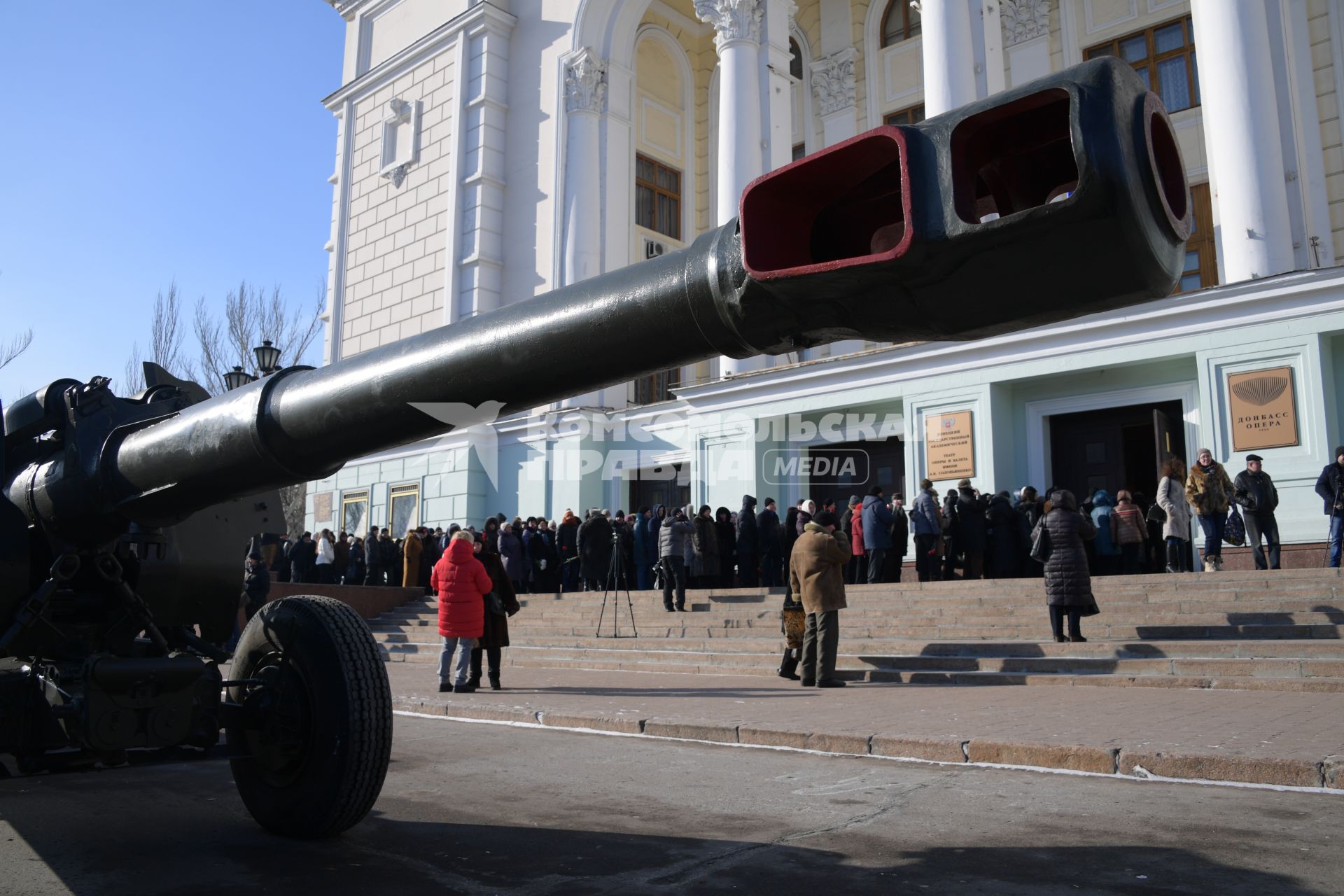 Украина, Донецк. Церемония прощания с командиром батальона `Сомали` Михаилом `Гиви` Толстых в Донецком государственном академическом театре оперы и балета.