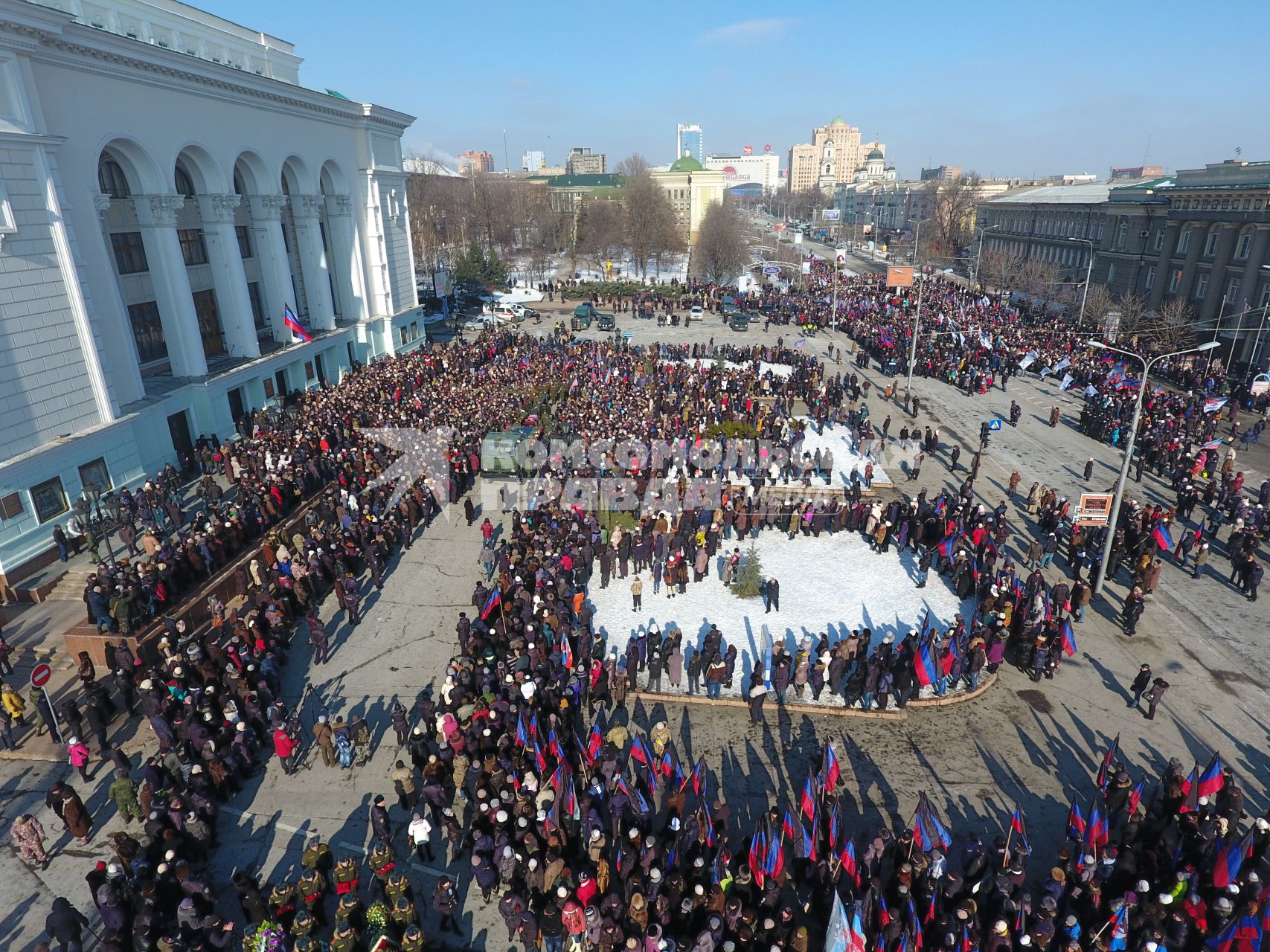 Украина, Донецк. Церемония прощания с командиром батальона `Сомали` Михаилом `Гиви` Толстых в Донецком государственном академическом театре оперы и балета.