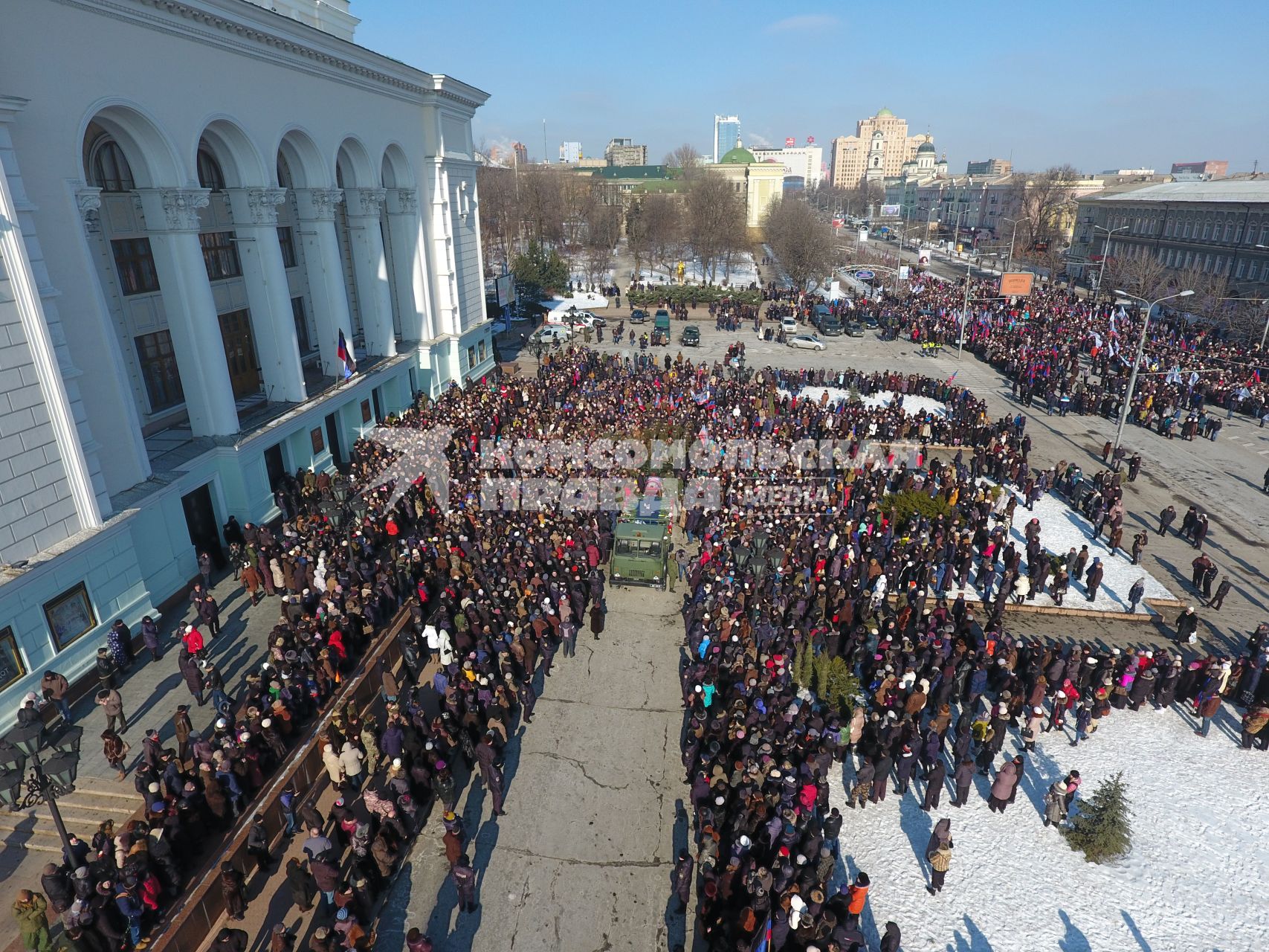 Украина, Донецк. Церемония прощания с командиром батальона `Сомали` Михаилом `Гиви` Толстых в Донецком государственном академическом театре оперы и балета.