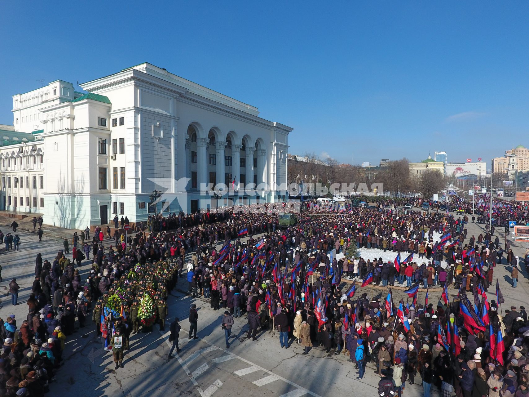 Украина, Донецк. Церемония прощания с командиром батальона `Сомали` Михаилом `Гиви` Толстых в Донецком государственном академическом театре оперы и балета.