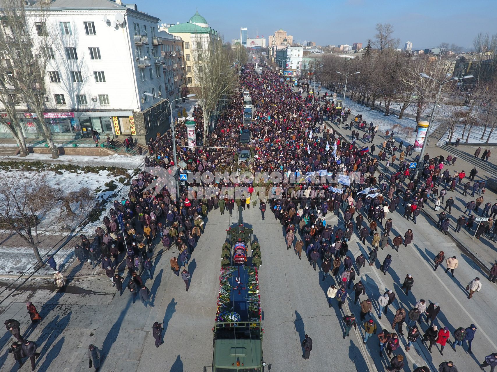 Украина, Донецк. Церемония прощания с командиром батальона `Сомали` Михаилом `Гиви` Толстых в Донецком государственном академическом театре оперы и балета.