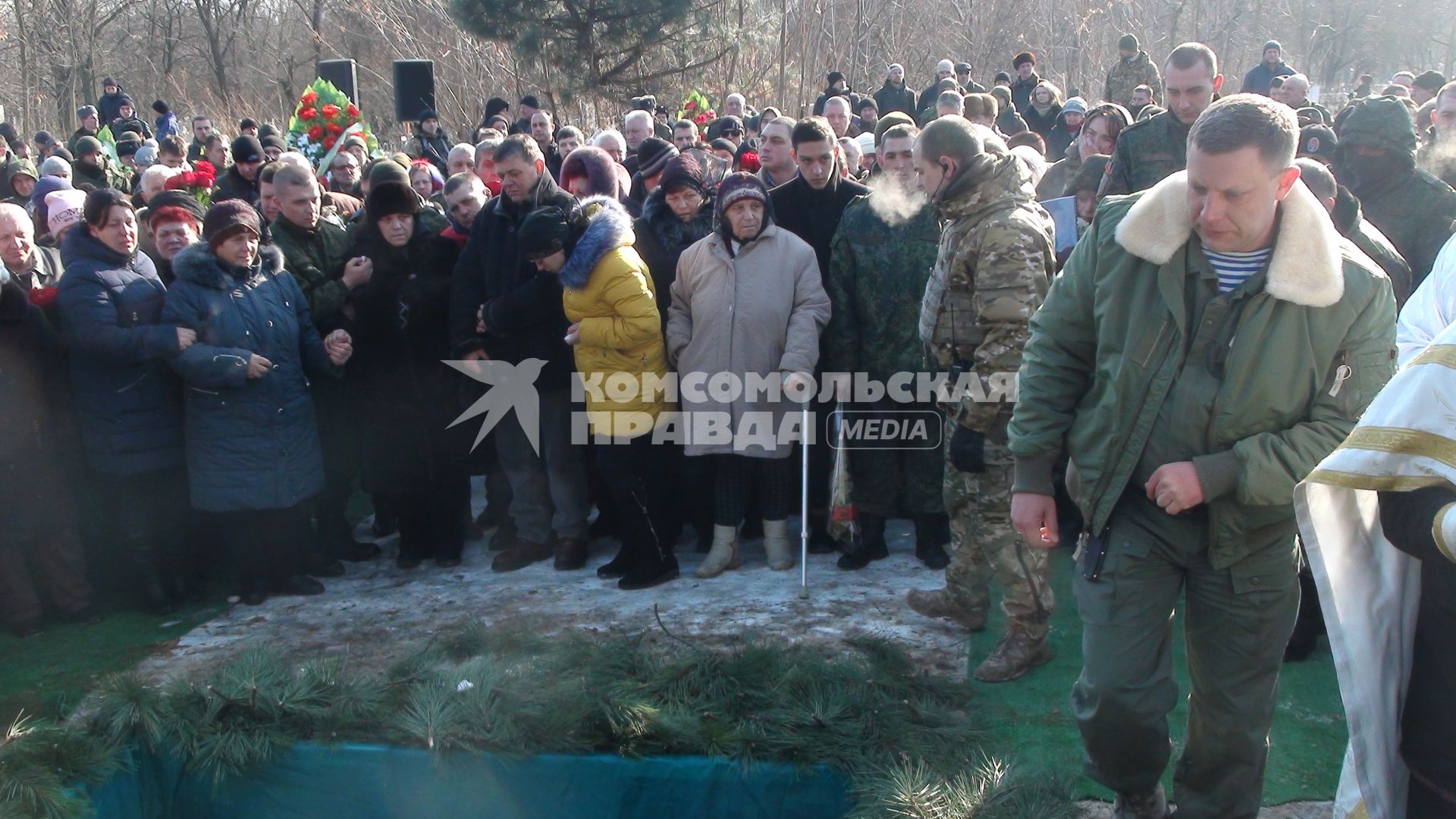 Украина, Донецк. Глава ДНР Александр Захарченко (справа) на похоронах командира батальона `Сомали` Михаила `Гиви` Толстых.