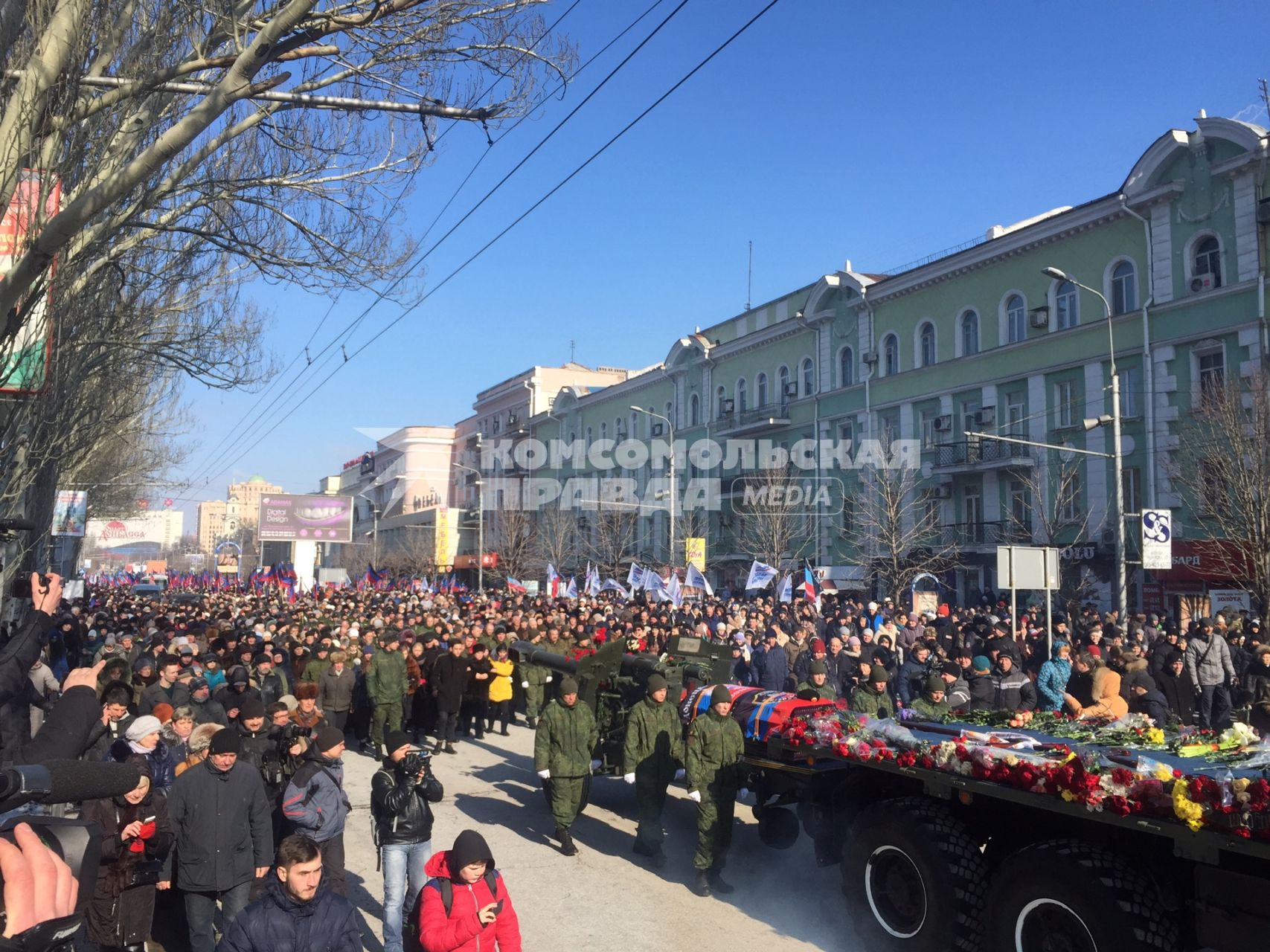 Украина, Донецк. Церемония прощания с командиром батальона `Сомали` Михаилом `Гиви` Толстых в Донецком государственном академическом театре оперы и балета.