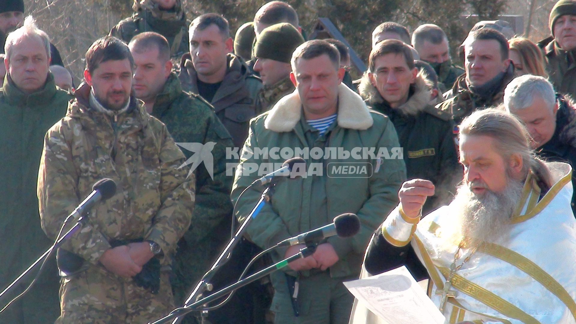 Украина, Донецк. Глава ДНР Александр Захарченко (в центре) на похоронах командира батальона `Сомали` Михаила `Гиви` Толстых.