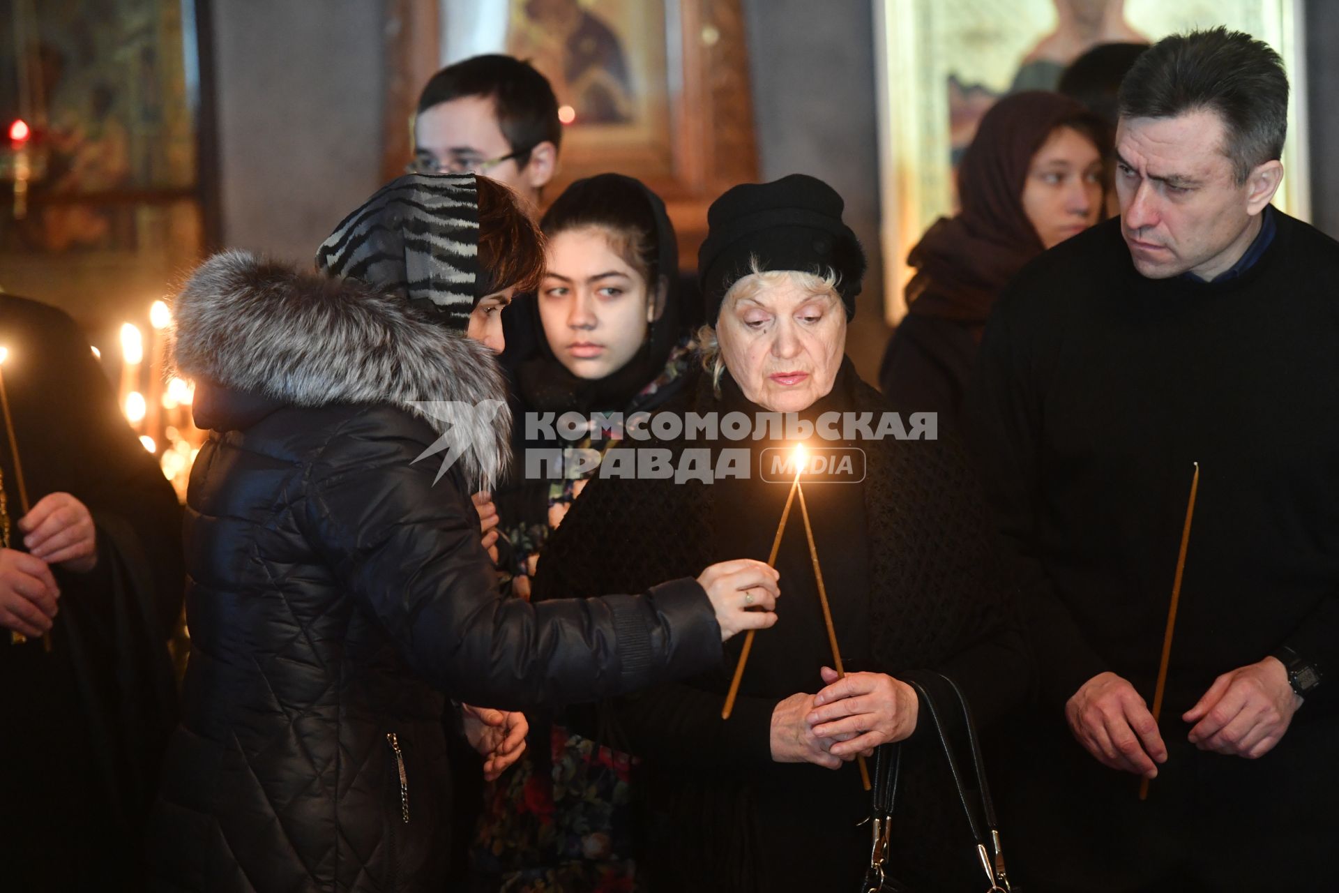 Москва.  Во время заупокойного богослужения в память о погибших в крушении  самолета Ту-154 над Черным морем в Новоспасском ставропигиальном мужском монастыре.