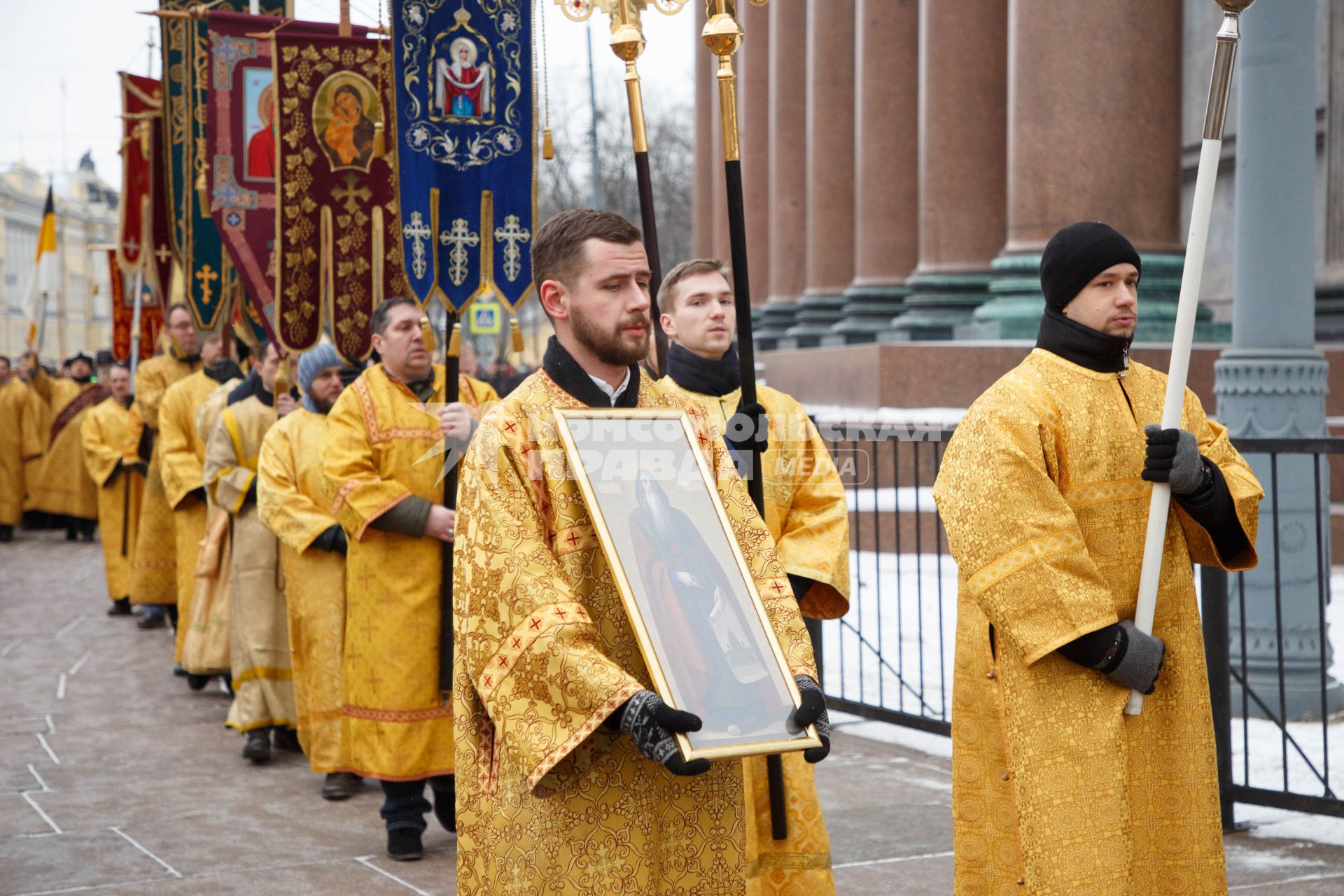 Санкт-Петербург.  Участники крестного хода около Исаакиевского собора.