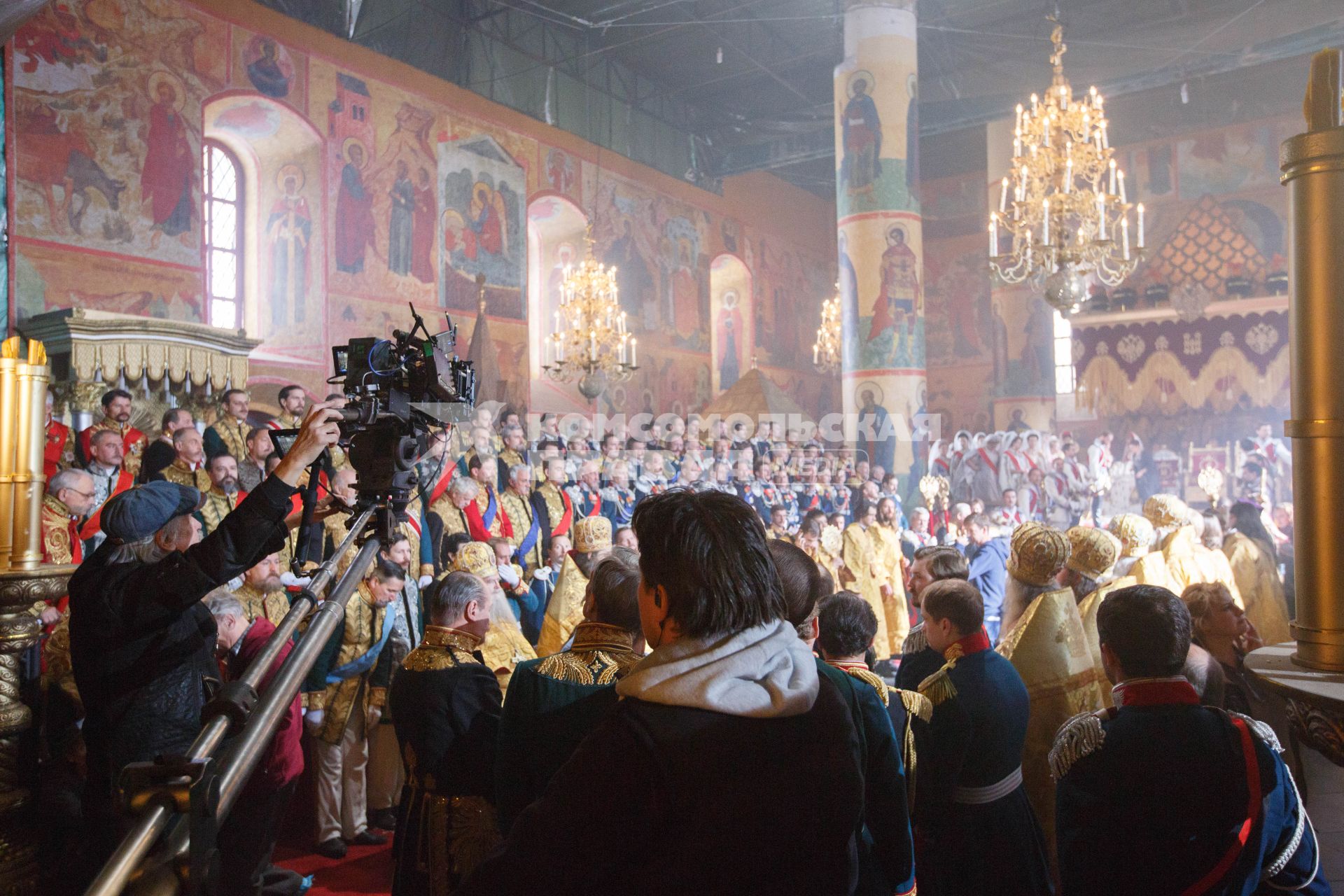 Санкт-Петербург. Оператор Юрий Клименко (слева) на съемке эпизода коронации императора Николая II в декорациях, воспроизводящих интерьер Успенского собора Московского Кремля, на съемках фильма Алексея Учителя `Матильда`.