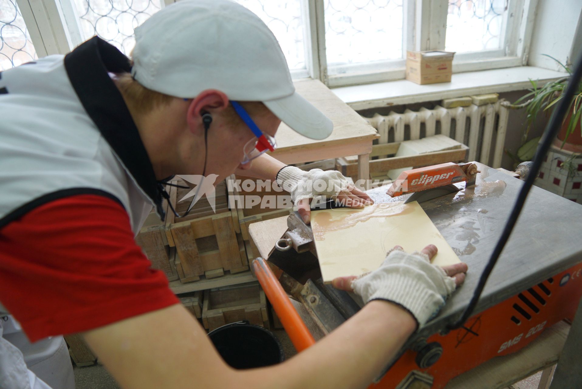 Екатеринбург. Участник конкурса рабочих профессий  \'WorldSkills Молодые специалисты\' во время выполнения задания в компетенции \'Облицовка плиткой\'