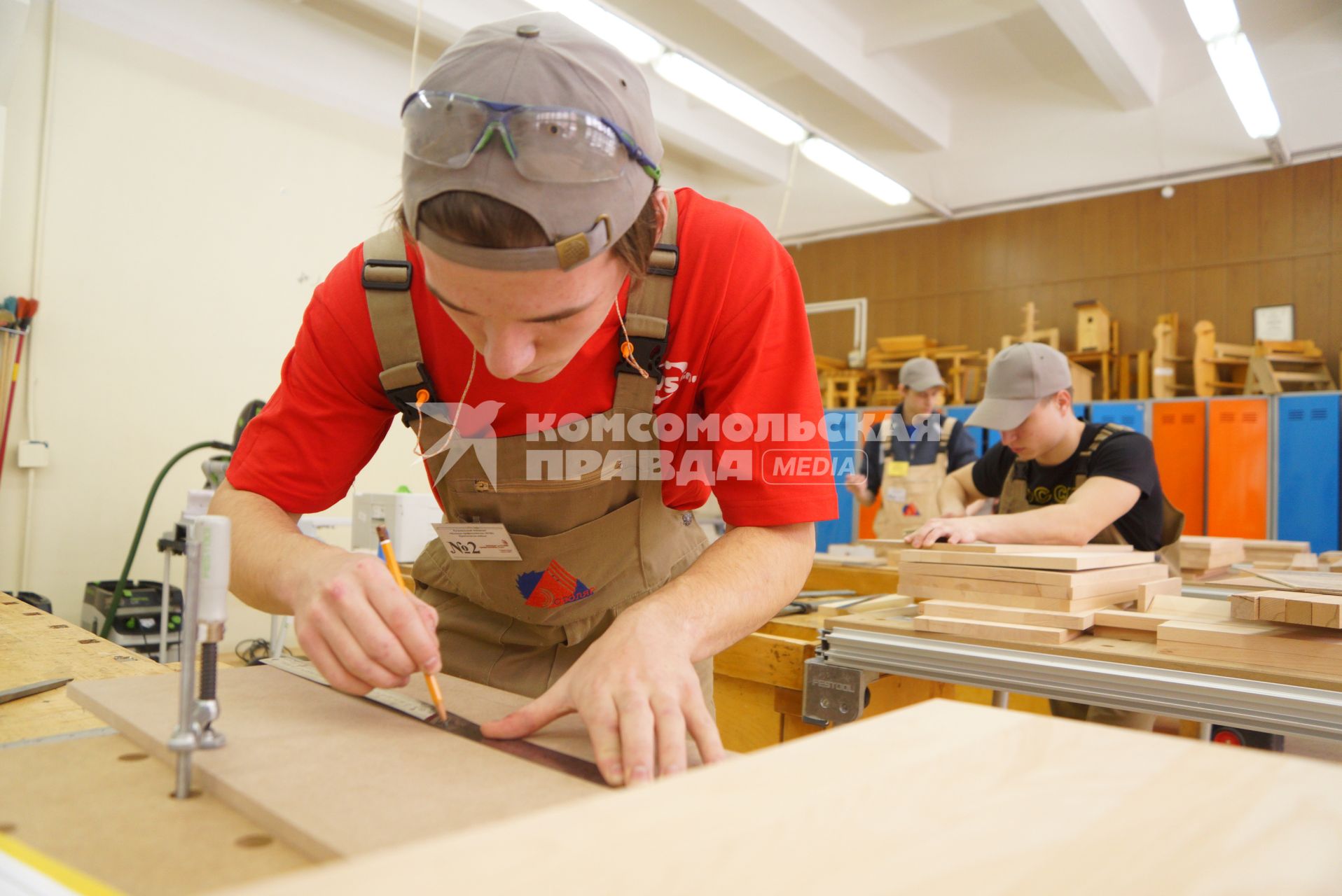 Екатеринбург. Участник конкурса рабочих профессий  \'WorldSkills Молодые специалисты\' во время выполнения задания в компетенции \'Столярное дело\'