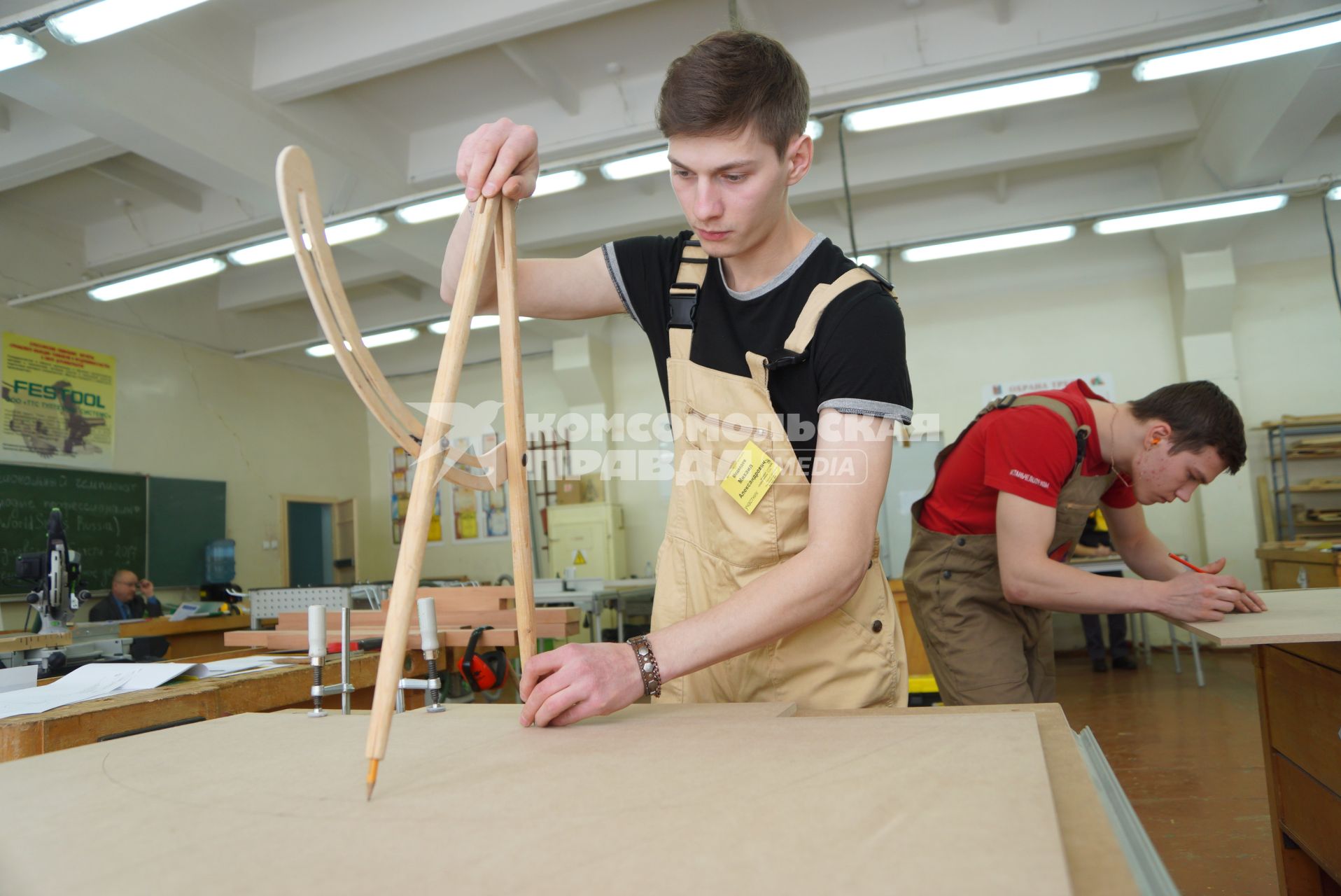 Екатеринбург. Участники конкурса рабочих профессий  \'WorldSkills Молодые специалисты\' во время выполнения задания в компетенции \'Столярное дело\'