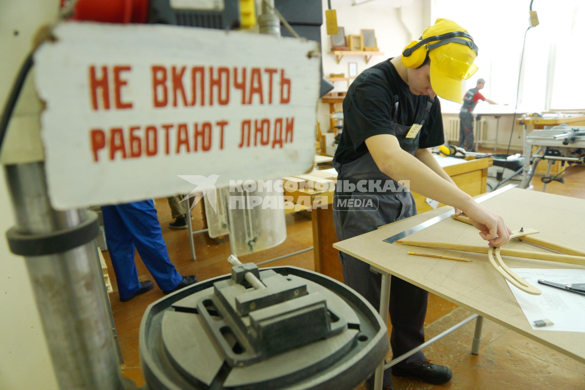 Екатеринбург. Участники конкурса рабочих профессий  \'WorldSkills Молодые специалисты\' во время выполнения задания в компетенции \'Столярное дело\'