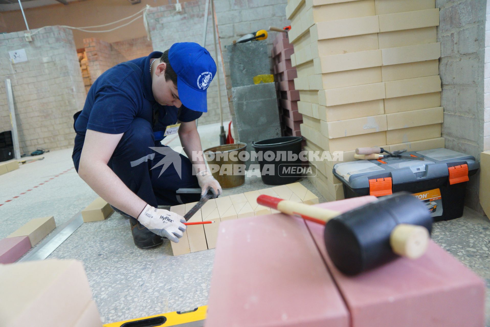 Екатеринбург. Участник конкурса рабочих профессий  \'WorldSkills Молодые специалисты\' во время выполнения задания в компетенции \'Кирпичная кладка\'