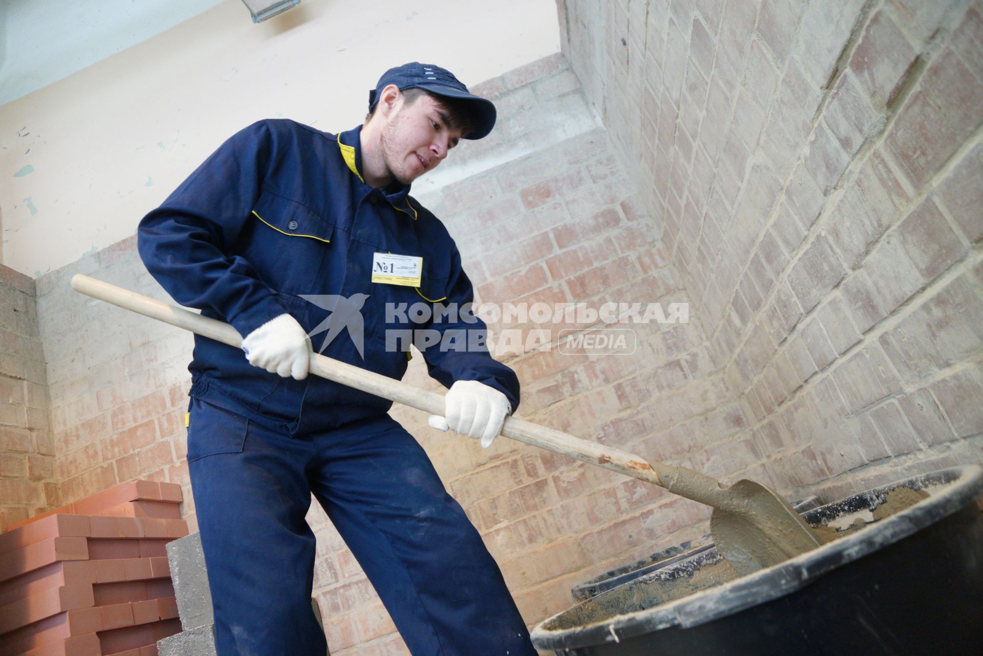 Екатеринбург. Участник конкурса рабочих профессий  \'WorldSkills Молодые специалисты\' во время выполнения задания в компетенции \'Кирпичная кладка\'