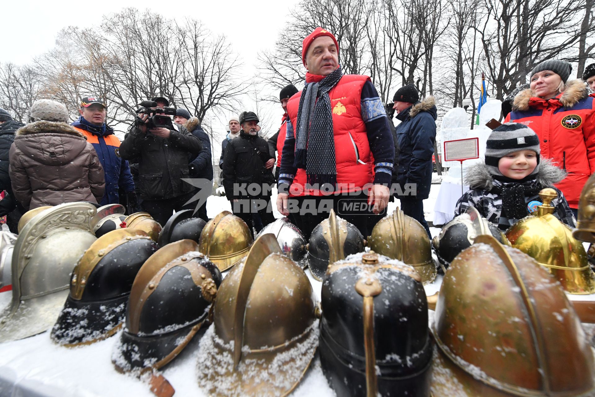 Москва. Министр МЧС России Владимир Пучков принял участие в флешмобе под девизом `МЧС России-за здоровый образ жизни` в парке Горького.