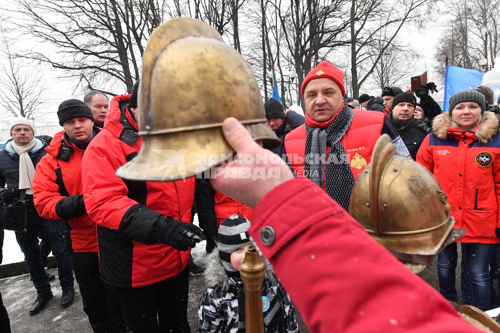 Москва. Министр МЧС России Владимир Пучков принял участие в флешмобе под девизом `МЧС России-за здоровый образ жизни` в парке Горького.