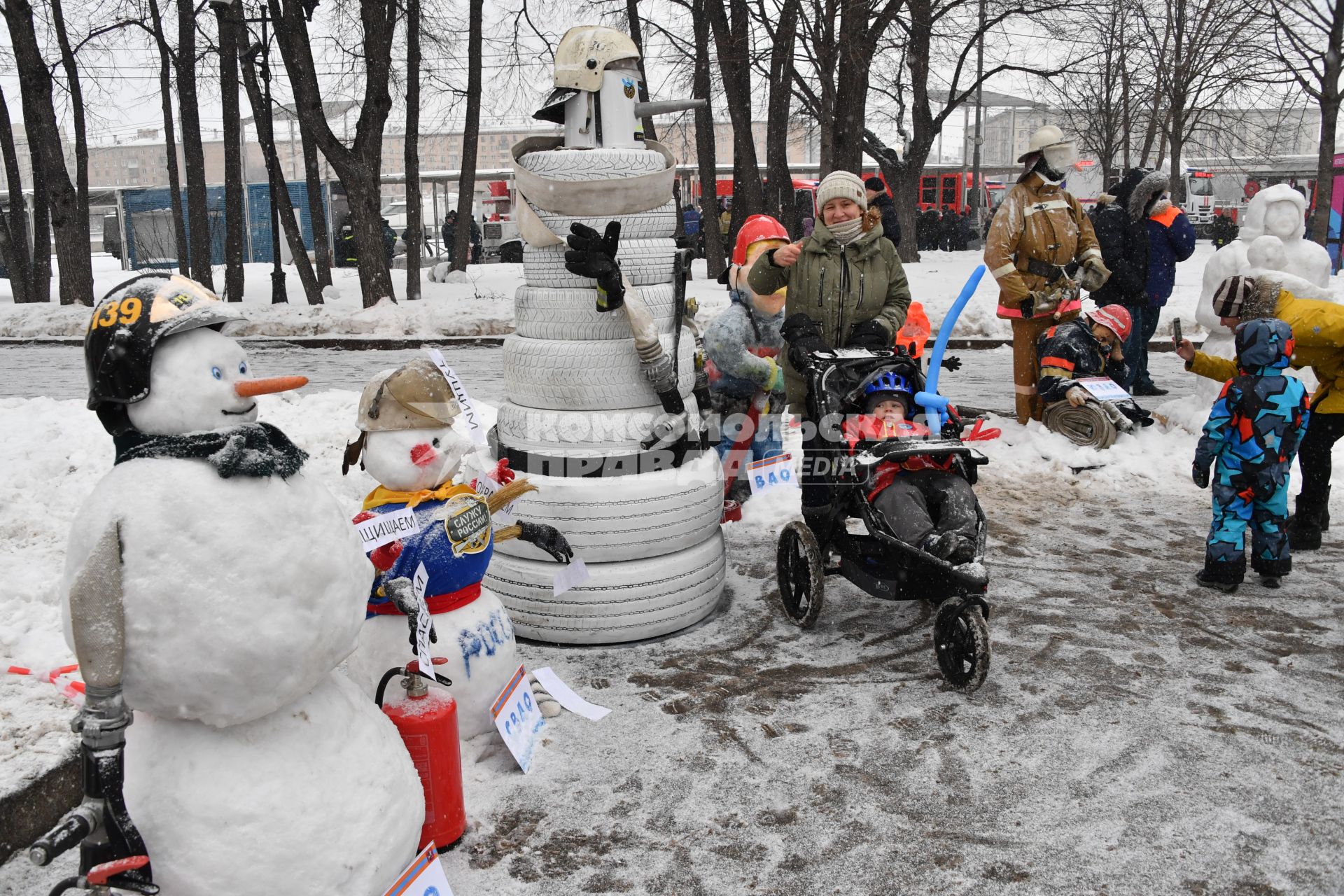 Москва. Женщина с коляской во время проведения   Всероссийского пожарно-спасательного флешмоба  на катке в парке Горького .