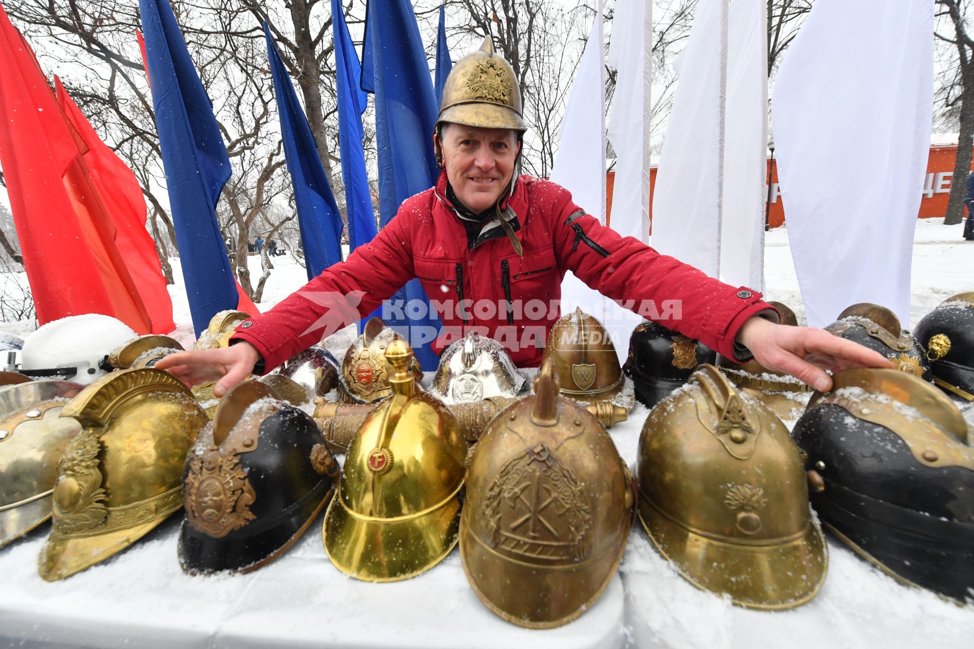 Москва. Выставка пожарных касок  разных лет ,показанная во время проведения флешмоба  в парке Горького.