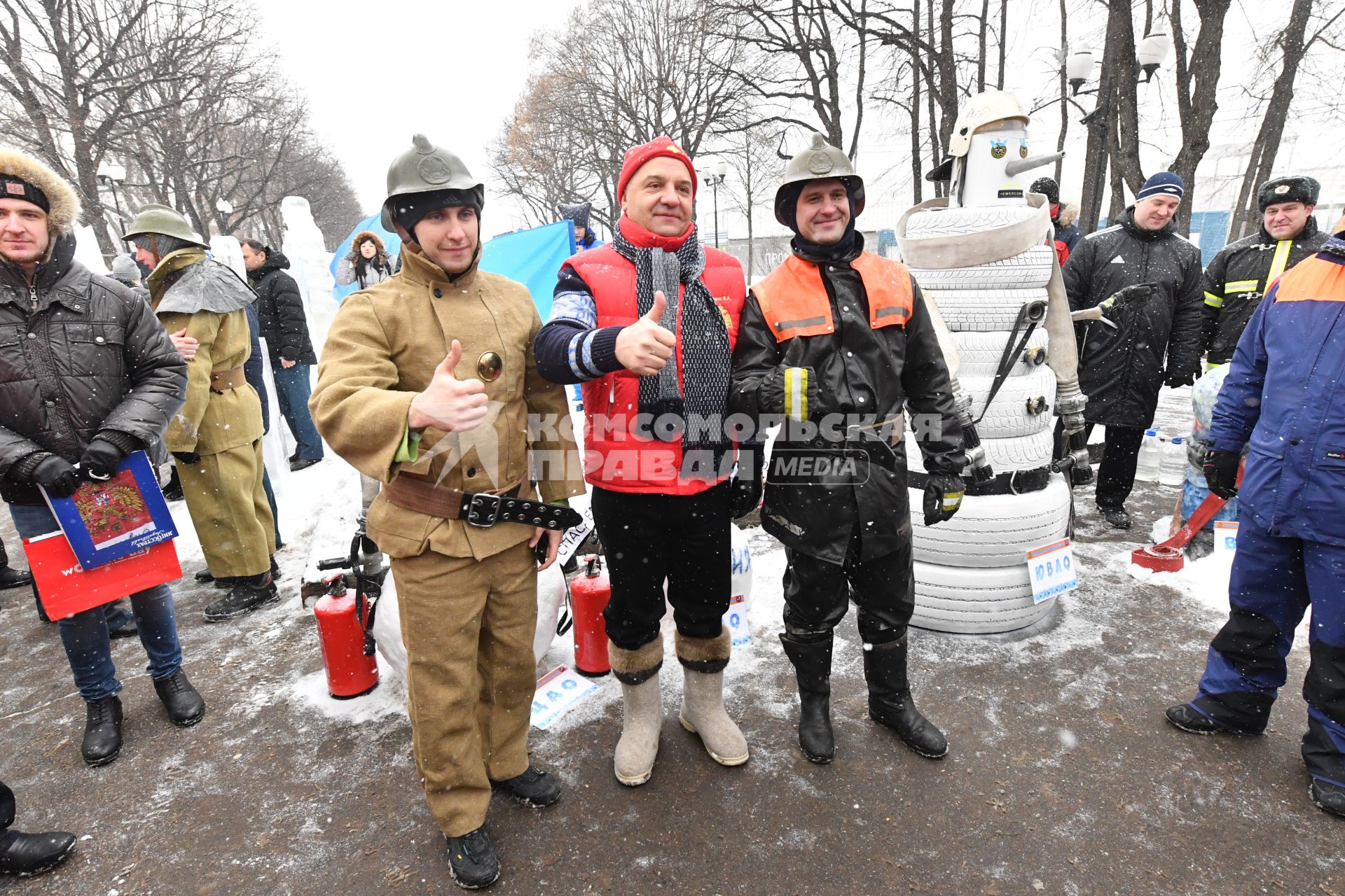 Москва. Министр МЧС России Владимир Пучков ( в центре) принял участие в флешмобе под девизом `МЧС России-за здоровый образ жизни` в парке Горького.