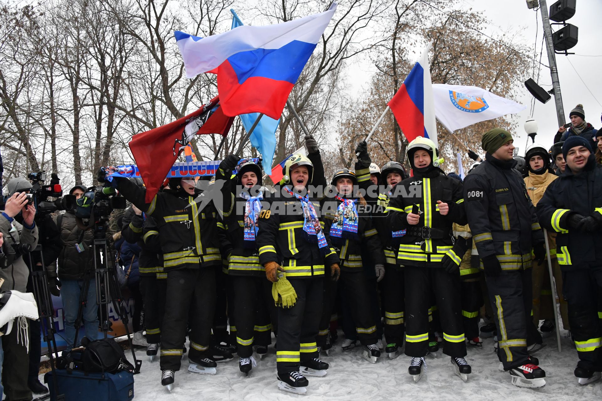 Москва. Участники  Всероссийского пожарно-спасательного флешмоба  на катке в парке Горького .