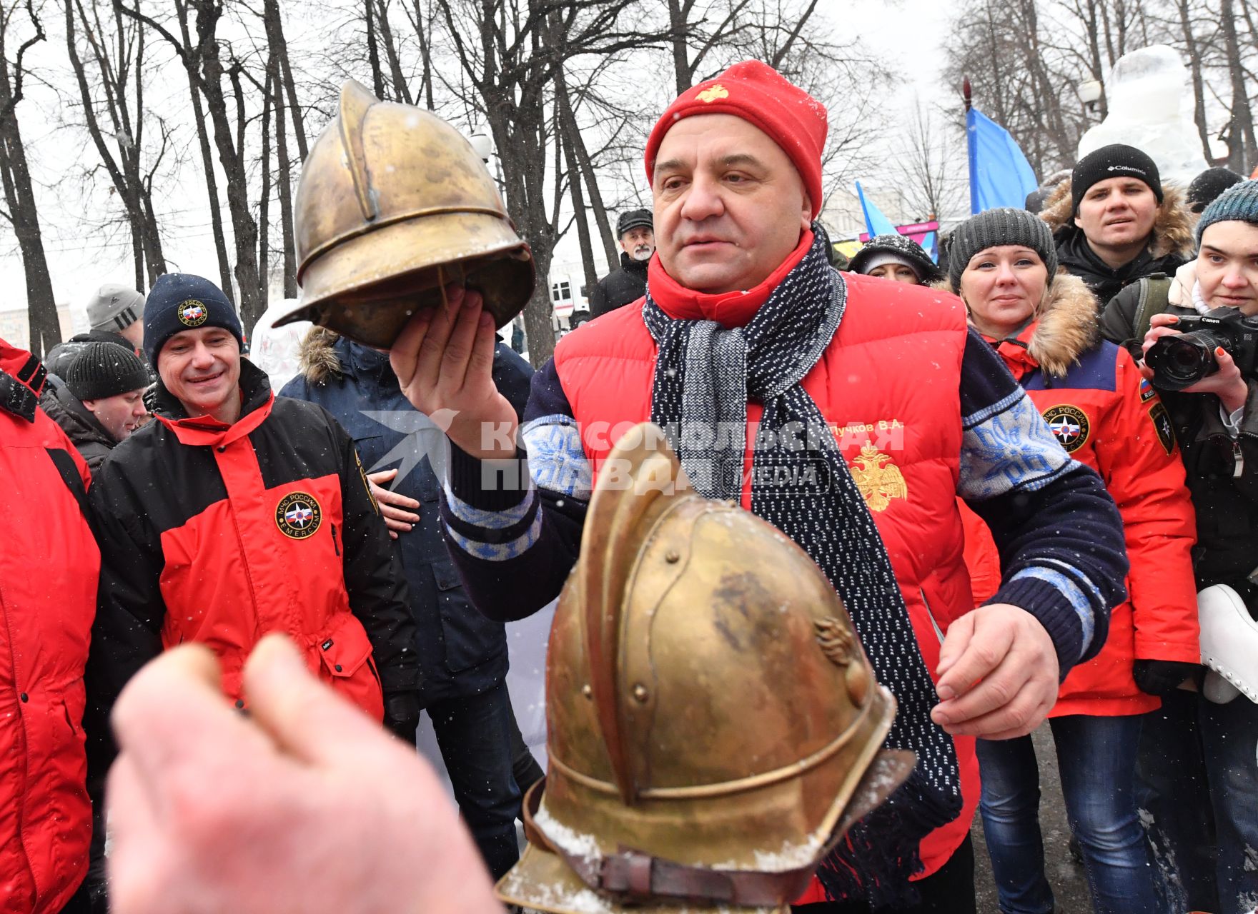 Москва. Министр МЧС России Владимир Пучков принял участие в флешмобе под девизом `МЧС России-за здоровый образ жизни` в парке Горького.