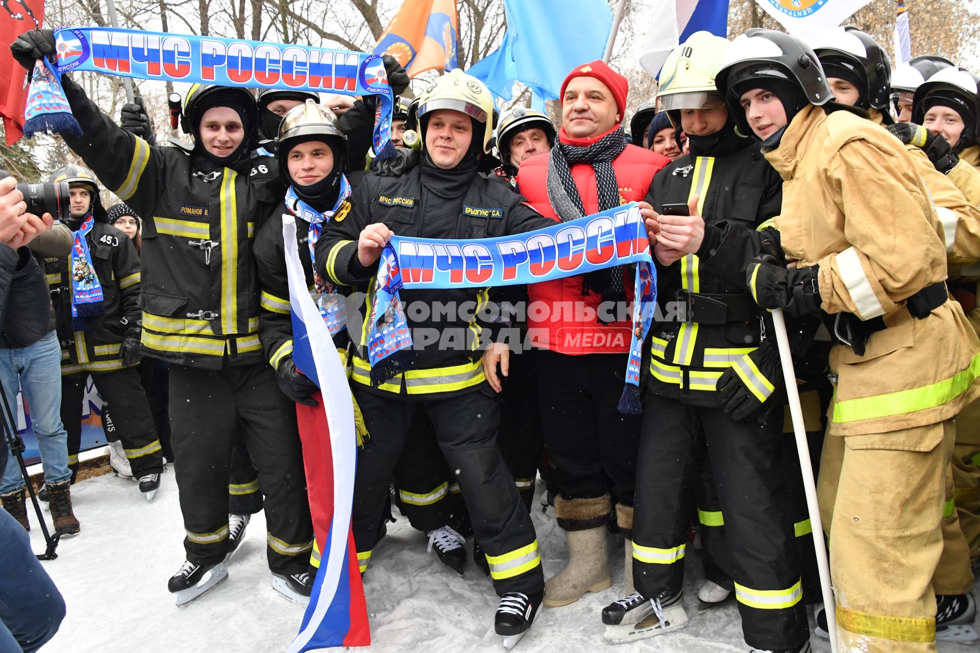 Москва. Министр МЧС России Владимир Пучков  ( в центре) принял участие в флешмобе под девизом `МЧС России-за здоровый образ жизни` в парке Горького.