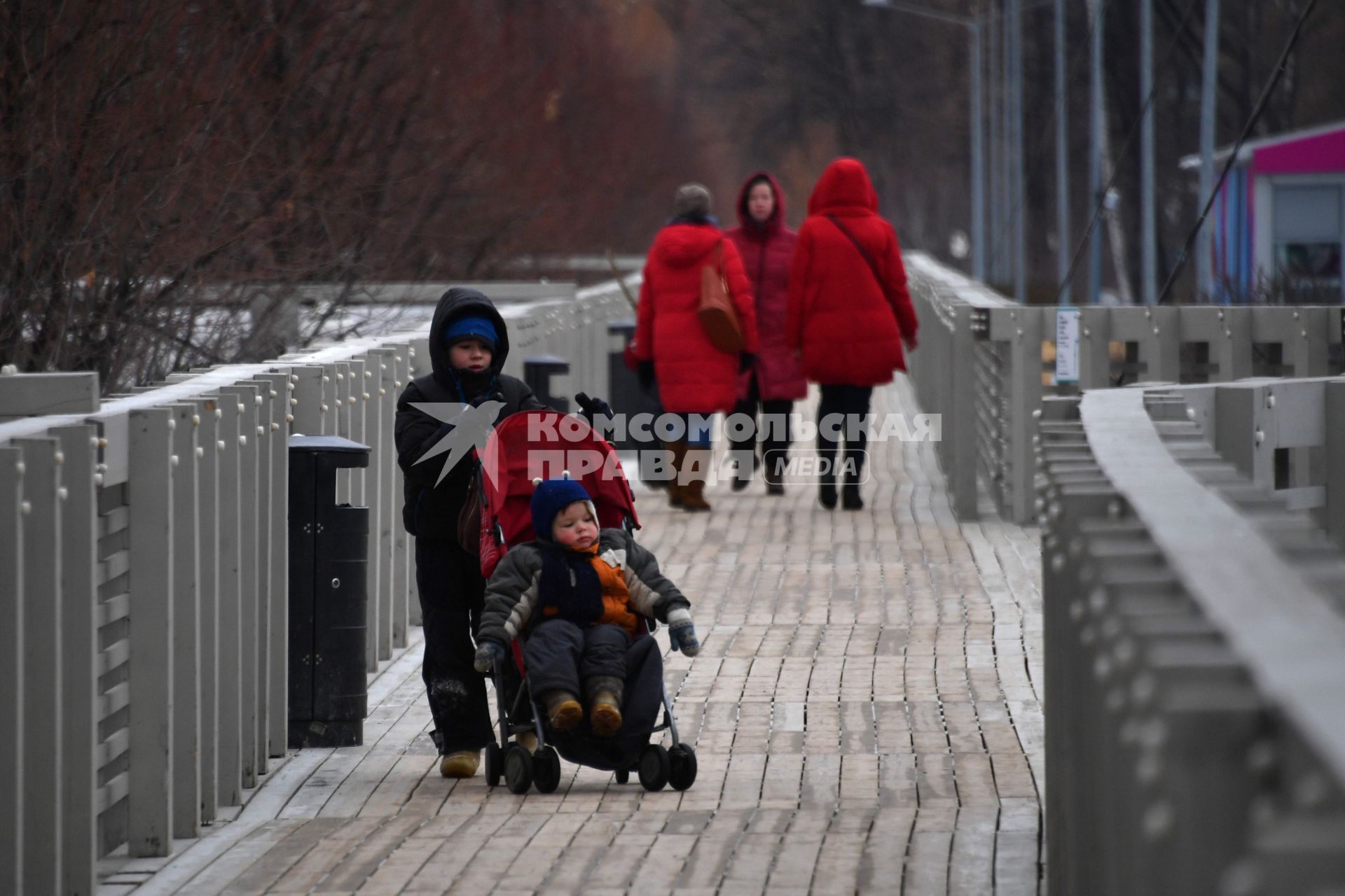 Москва.  Дети во время прогулки в Парке Горького.