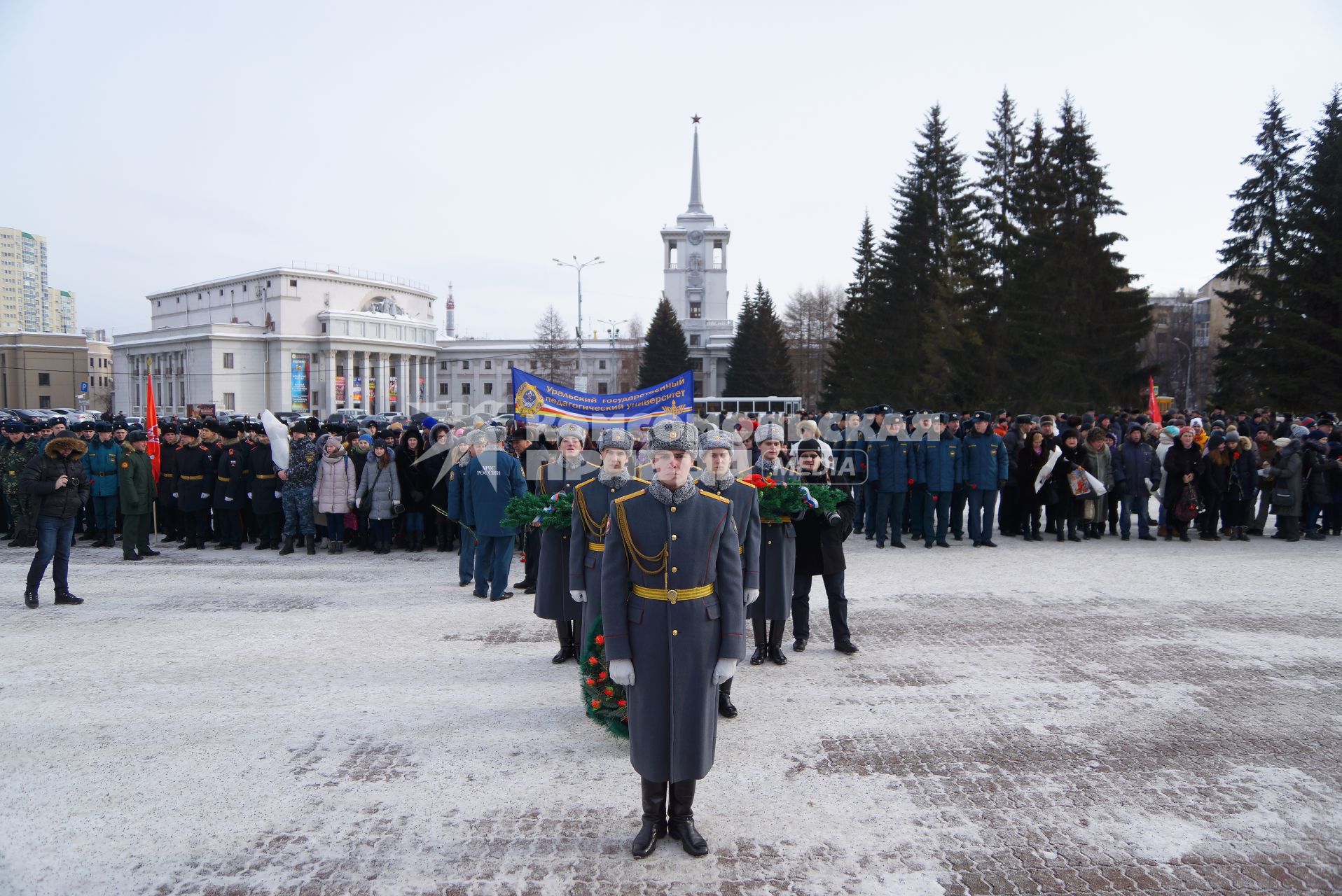 Екатеринбург. Церемония возложения цветов к мемориалу \"Черный тюльпан\", в день 28-й годовщины вывода Советских войск из Афганистана