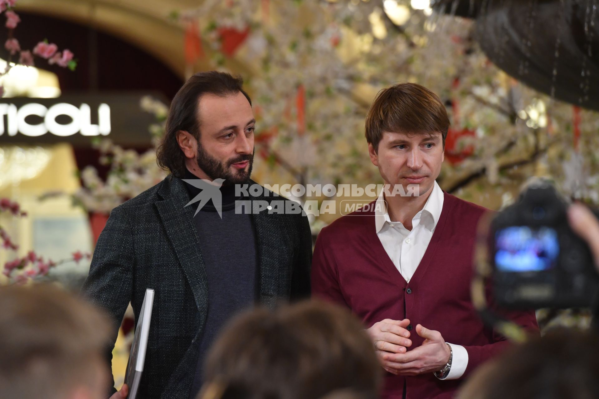 Москва.  Фигуристы Илья Авербух и Алексей Ягудин (слева напарво) во время пресс-конференции в ГУМе в день 70-летия тренера по фигурному катанию Татьяны Тарасовой.