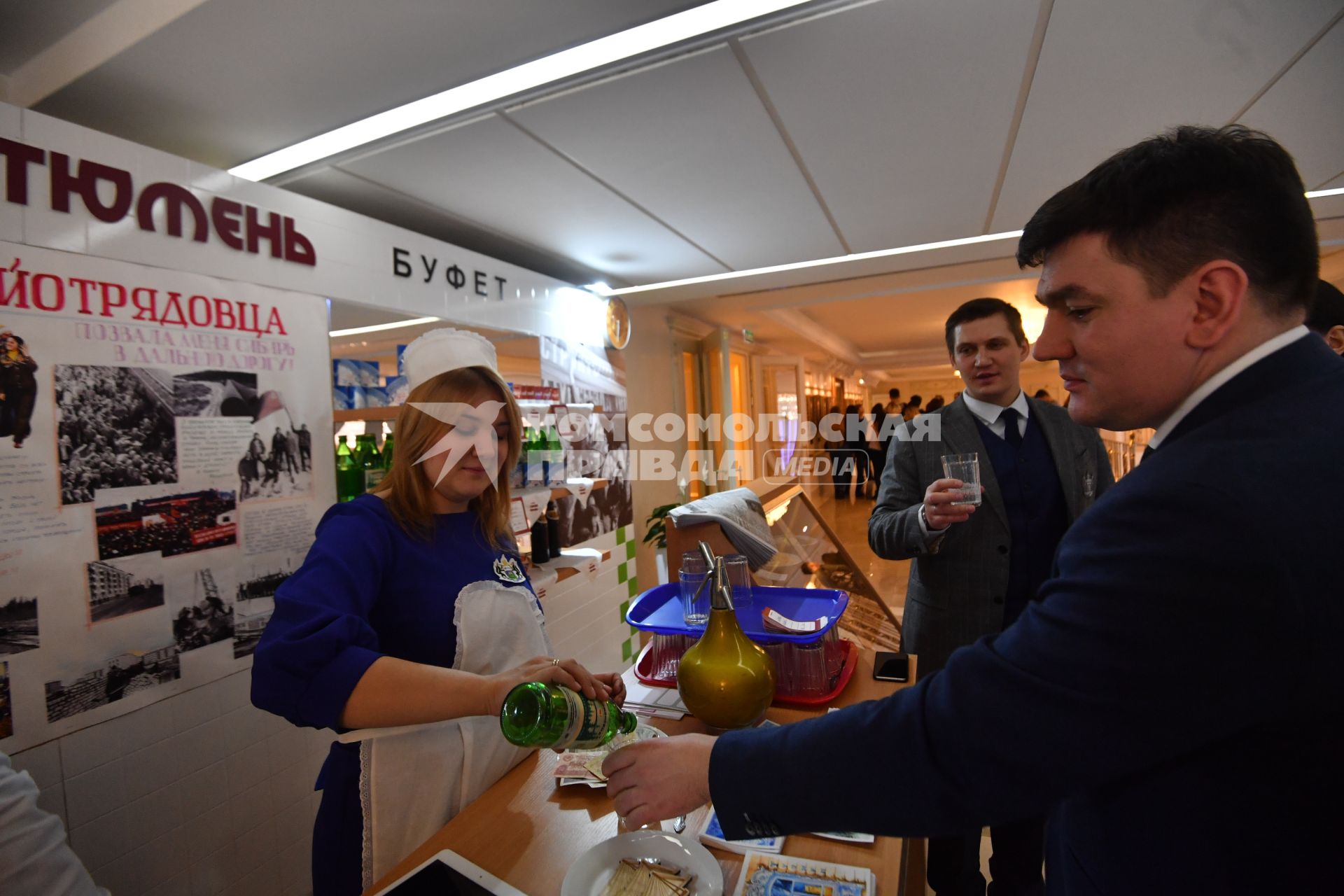 Москва. Посетители на Днях Тюменской области в Совете Федерации РФ.