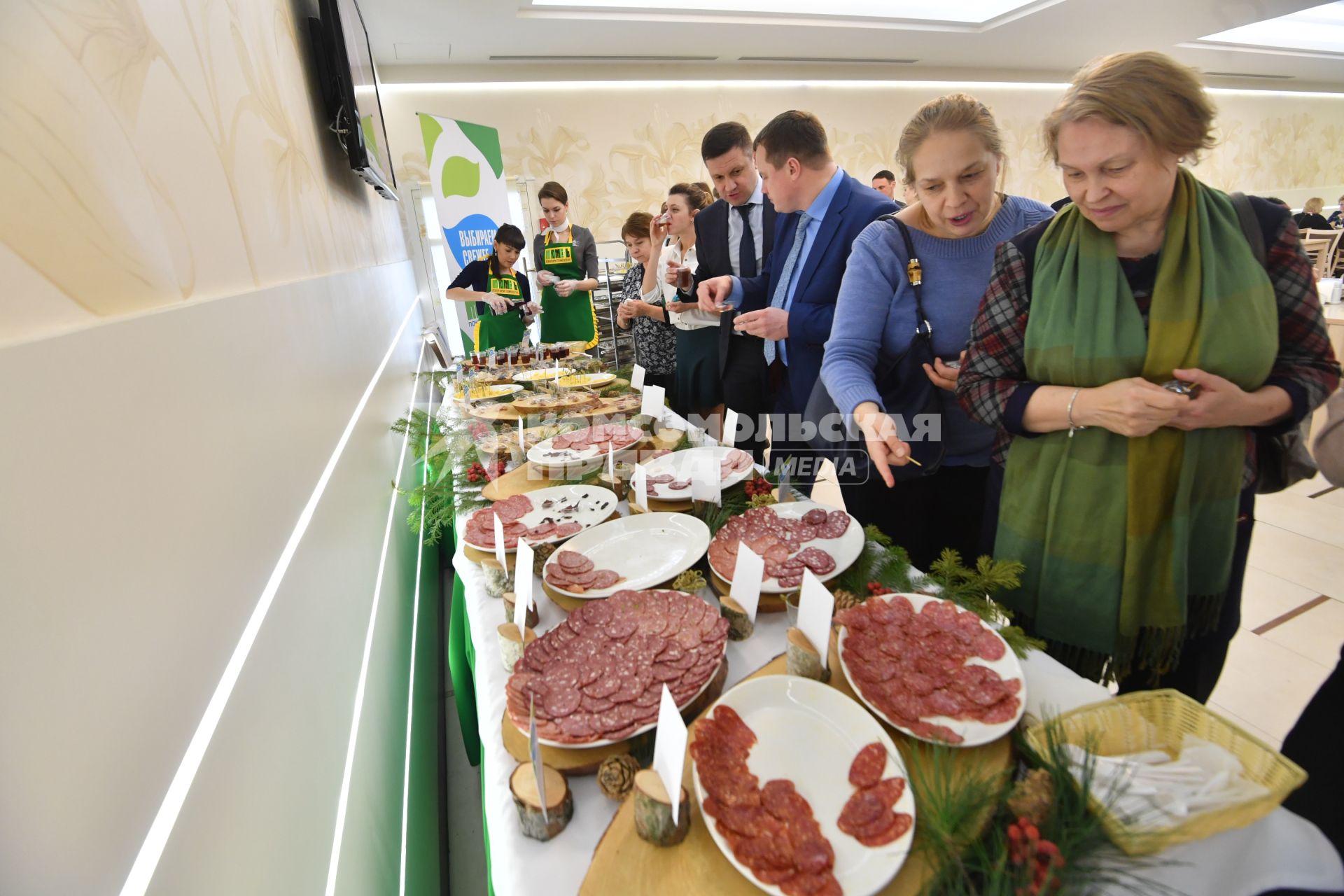 Москва. Посетители  знакомятся с ассортиментом продуктов питания  во время проведения Дней Тюменской области в Совете Федерации РФ.