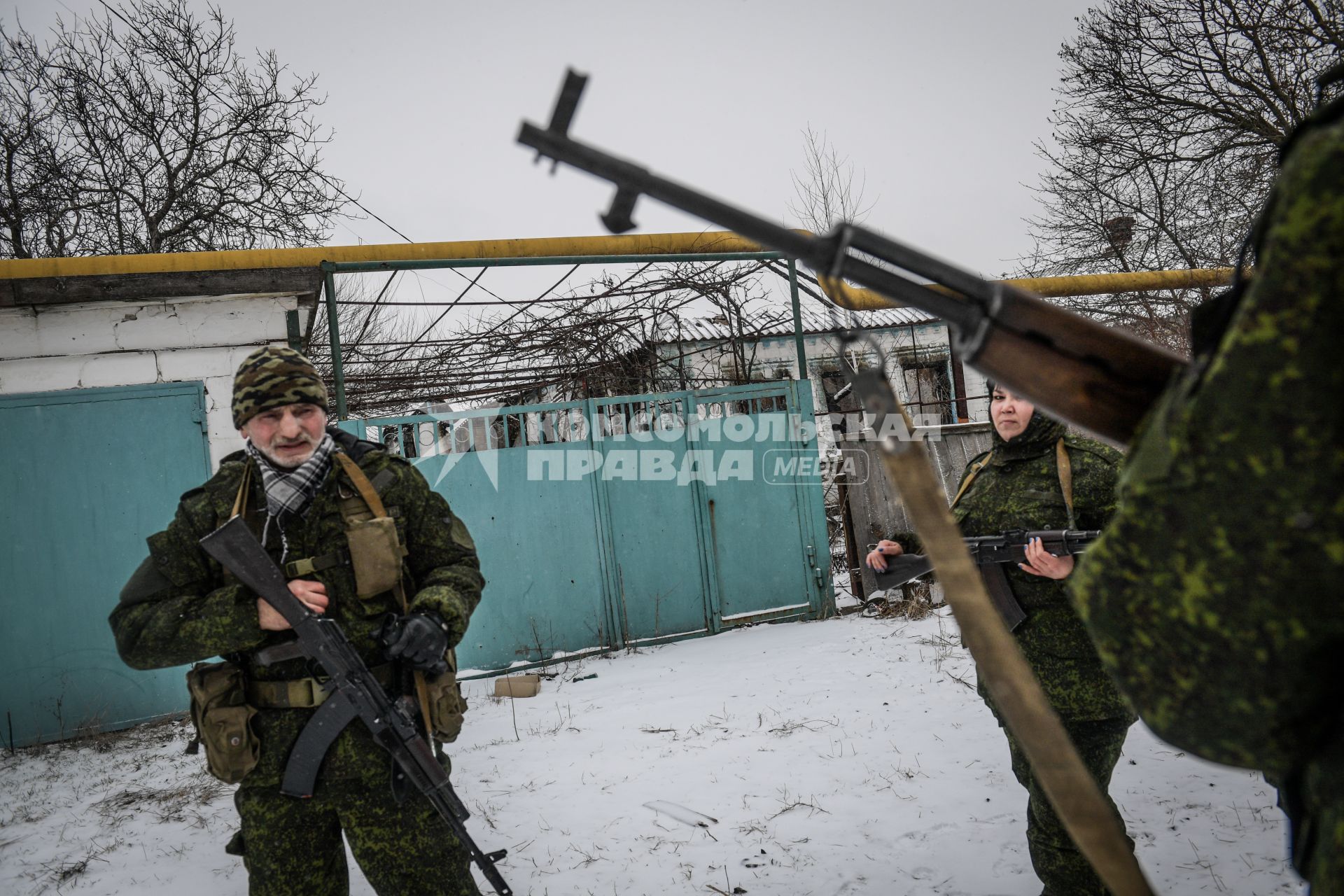 Украина, Донецк. Бойцы батальона ДНР под руководством майора Захара Прилепина на передовой линии обороны армии ДНР в селе Коминтерново.